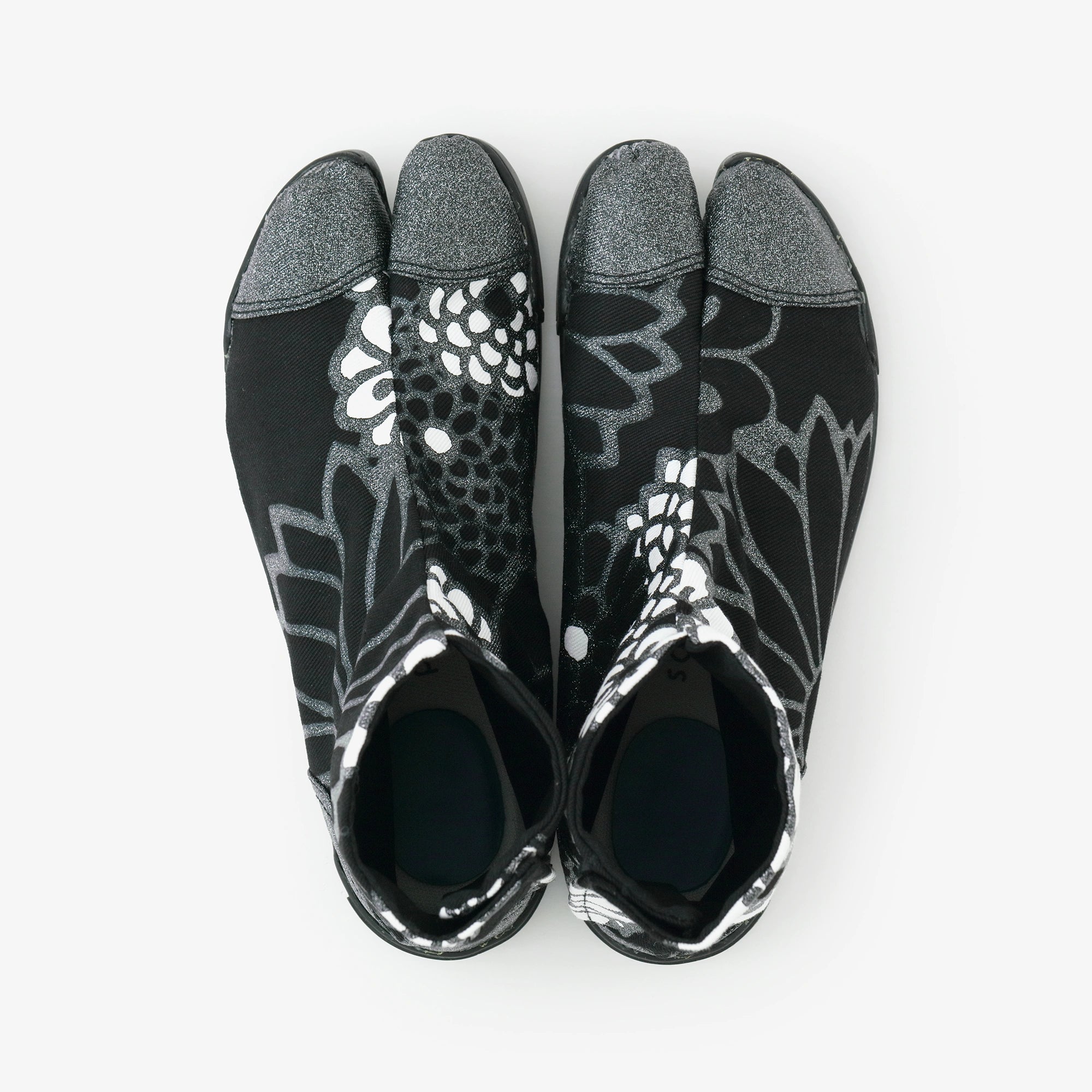 Marugo Split Toe Tabi Shoes / Gold Damask Shades of Night