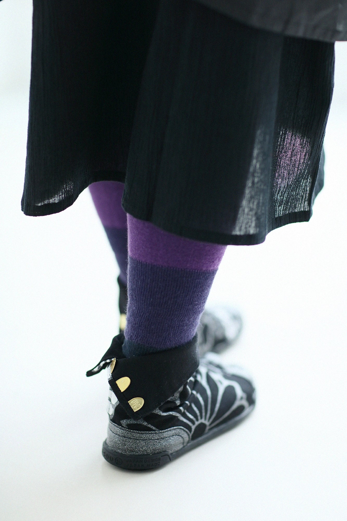 Marugo Split Toe Tabi Shoes / Gold Damask Shades of Night