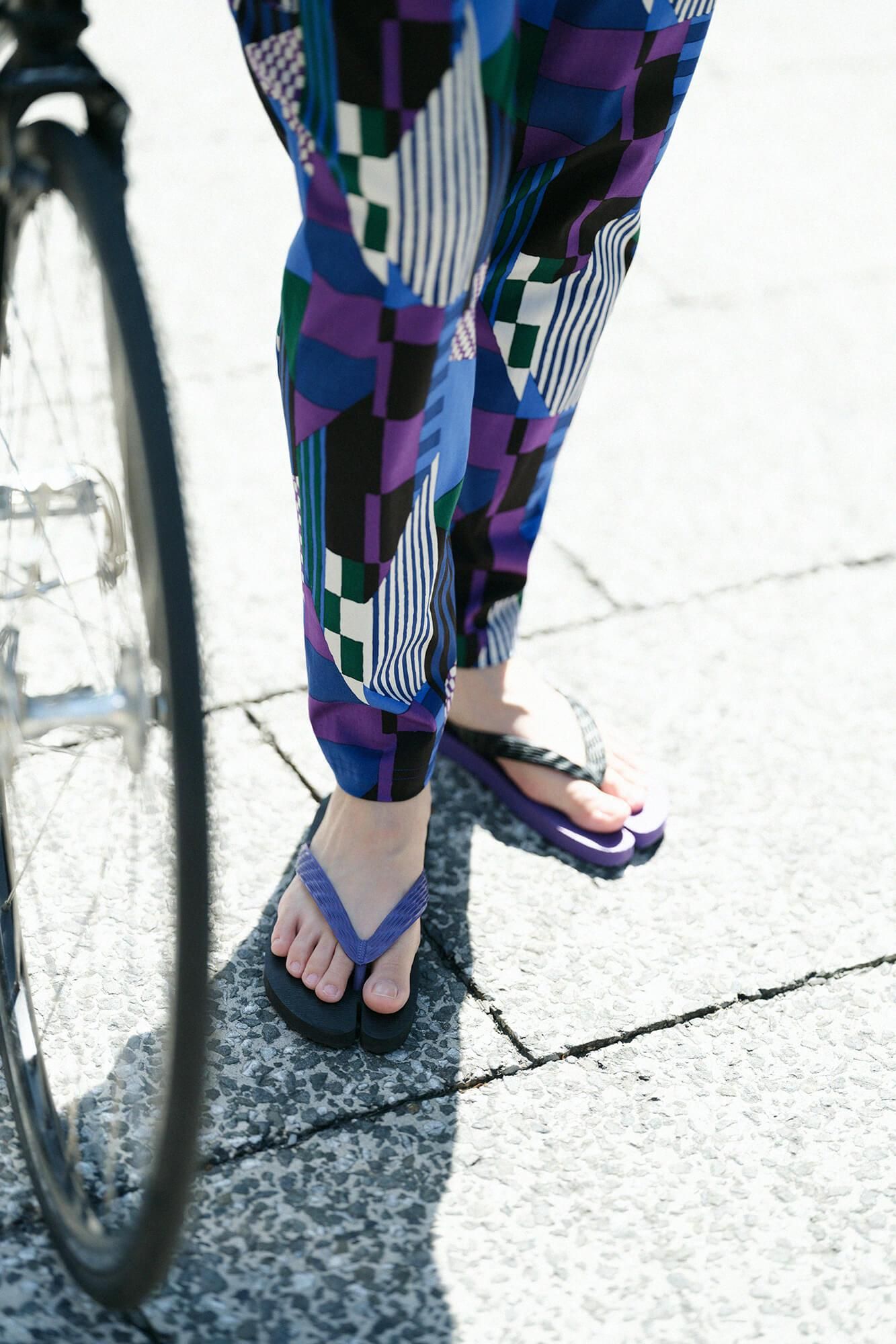 千日足袋人字拖／黑色x菖蒲紫色