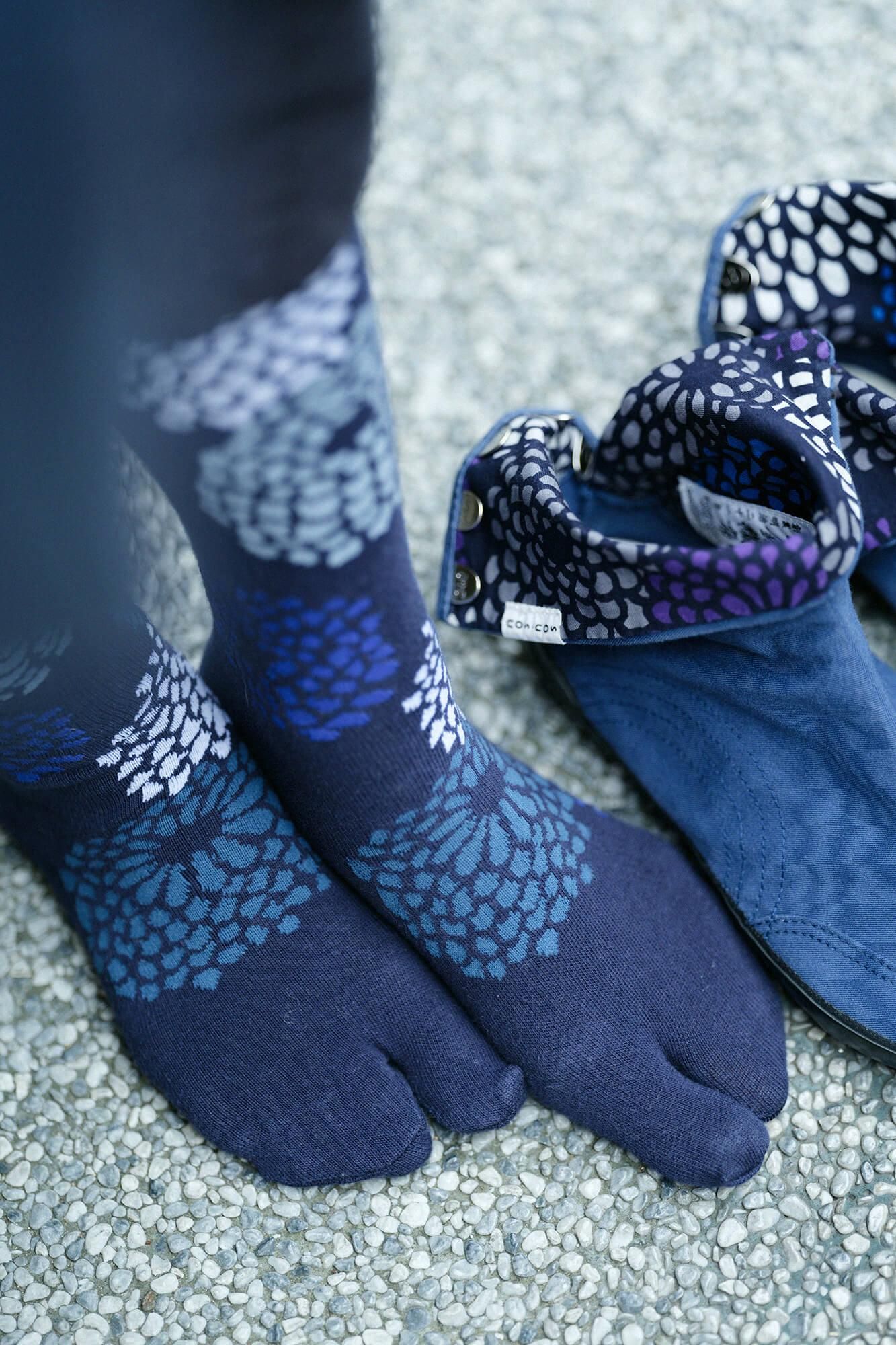 Strumpfhosen Tabi/Chrysanthemen gefüllt in Marineblau