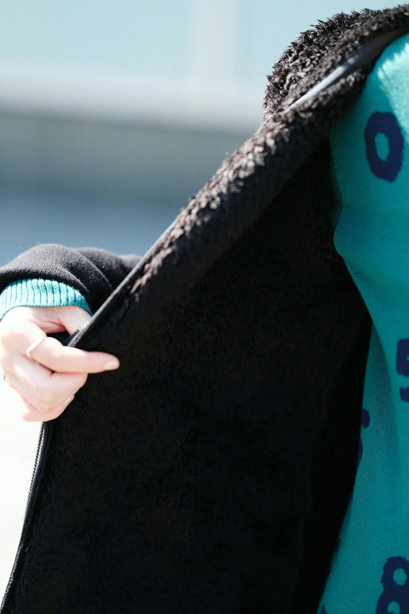 Kapuzenpullover aus Boa-Strick mit Rückseite/Schwarz▲