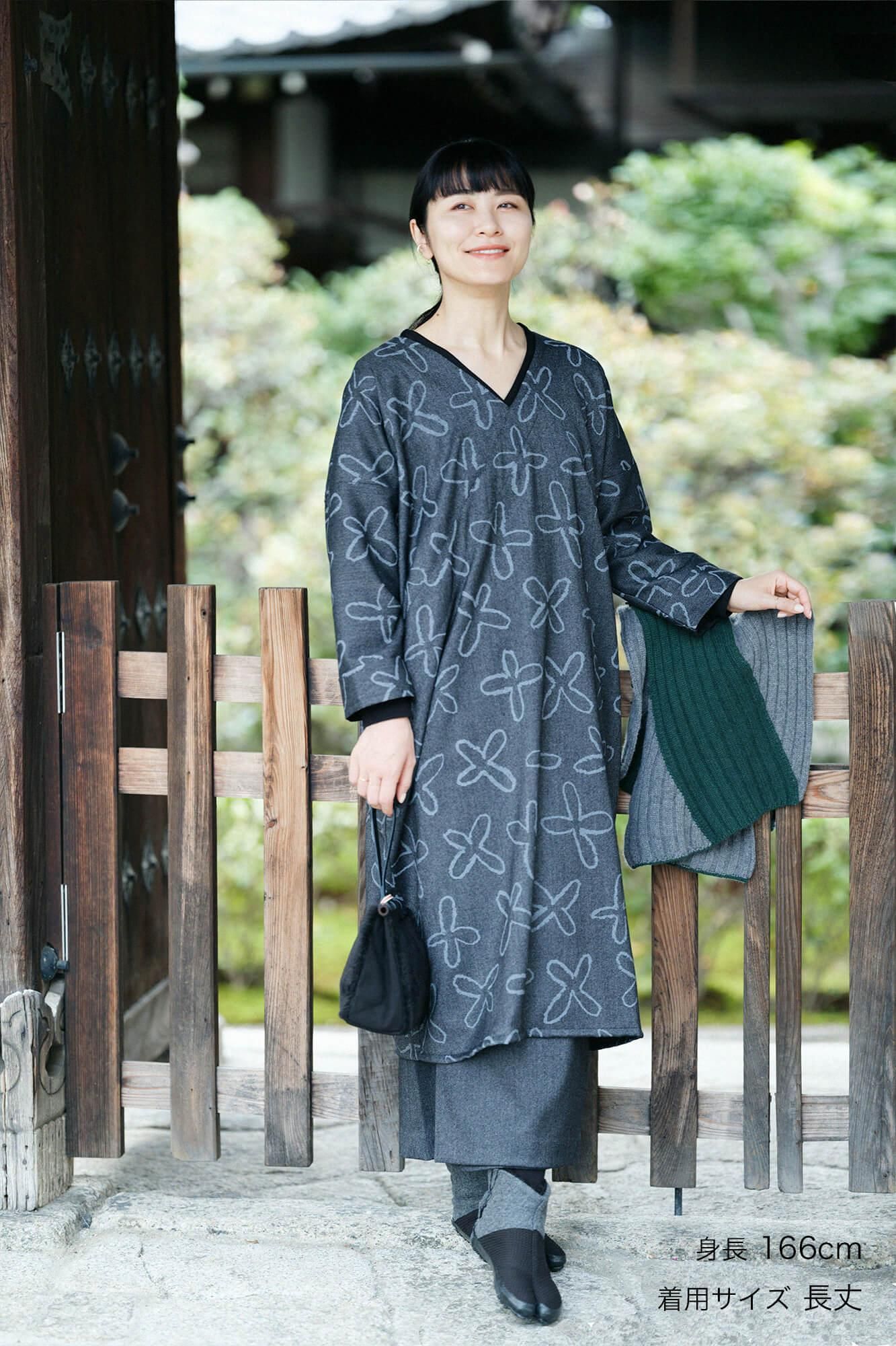 [Nur online] Kammgarn-Twill-Webung, rechteckiger Kragen, lange Ärmel, Suzushiro, Sumikuro