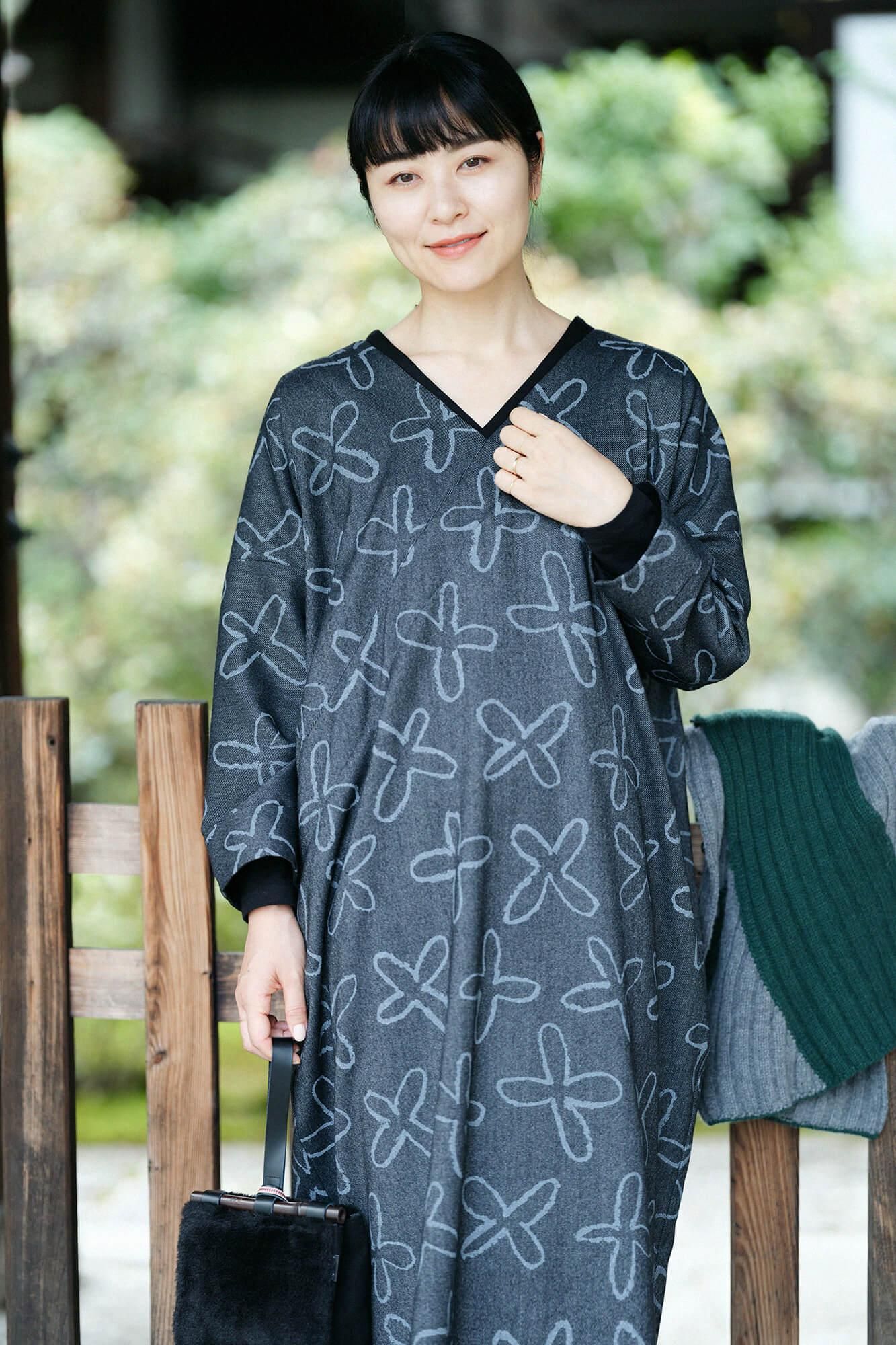 [Nur online] Kammgarn-Twill-Webung, rechteckiger Kragen, lange Ärmel, Suzushiro, Sumikuro