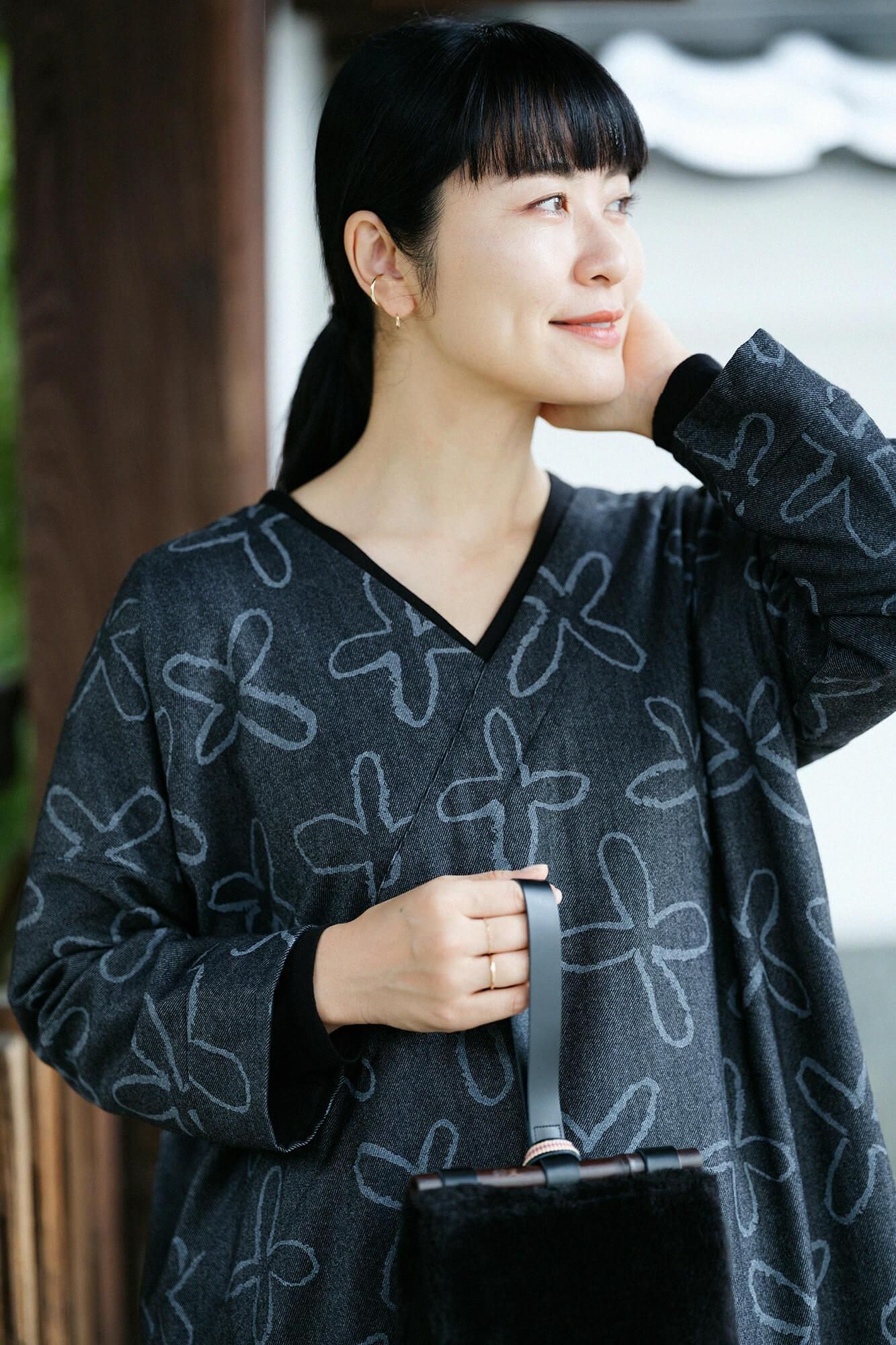 [Nur online] Kammgarn-Twill-Webung, rechteckiger Kragen, lange Ärmel, Suzushiro, Sumikuro