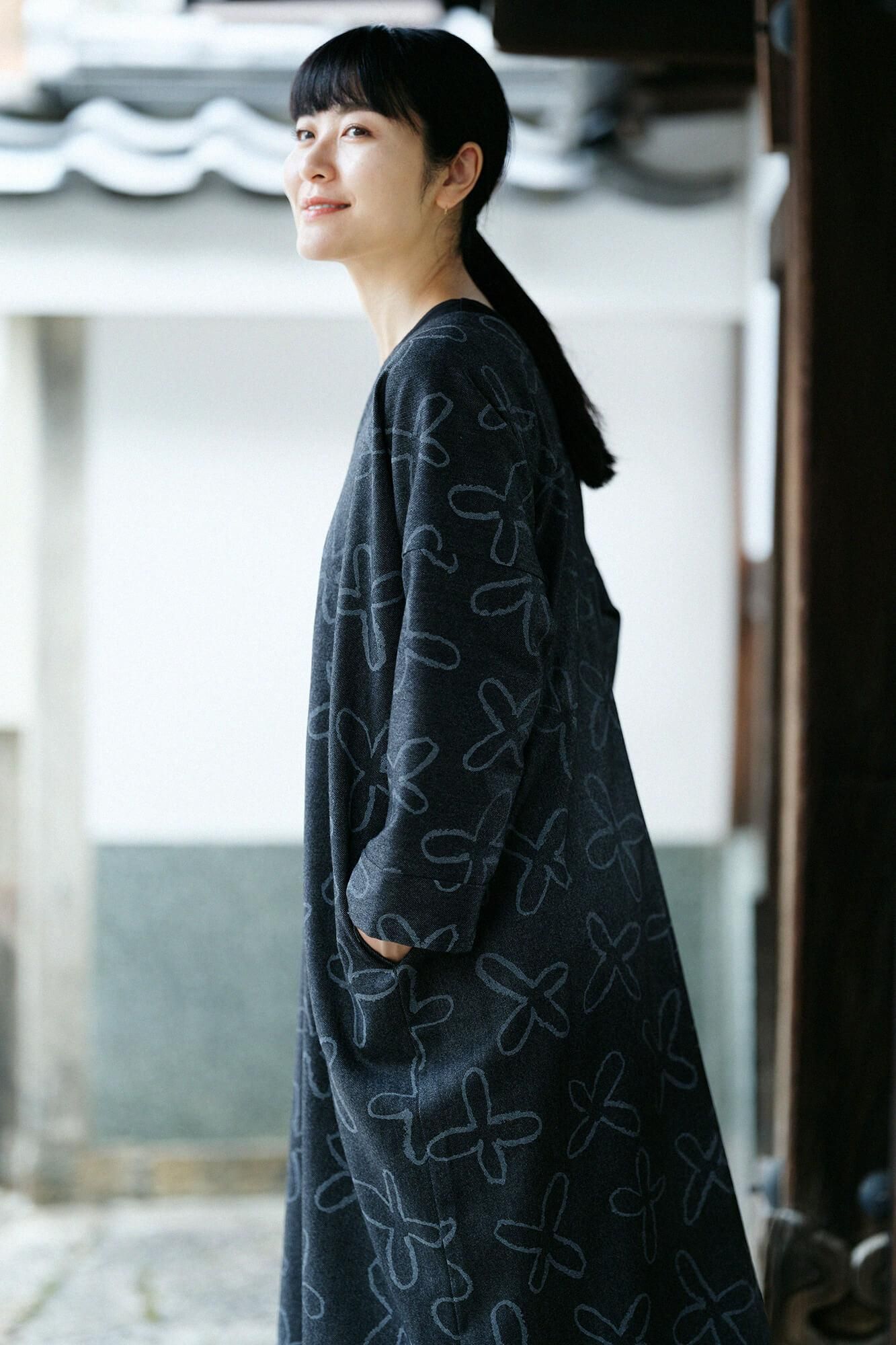 [Nur online] Kammgarn-Twill-Webung, rechteckiger Kragen, lange Ärmel, Suzushiro, Sumikuro