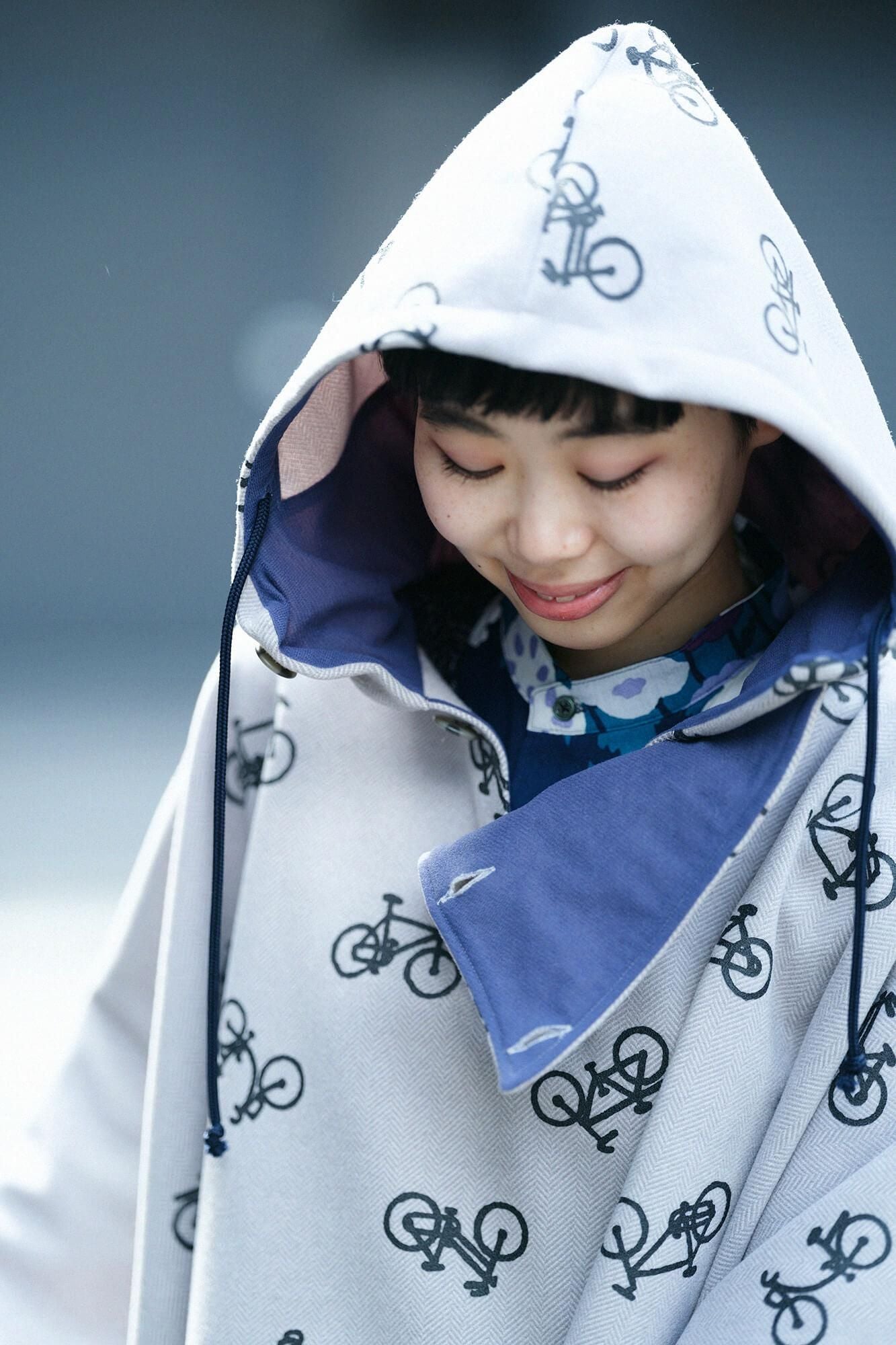 [Nur im Internet verfügbar] Herringbone Jaquart Knit BIKE Poncho/Charin Charin Here and There (Yohaku) Silver Rat (Ginnezu)
