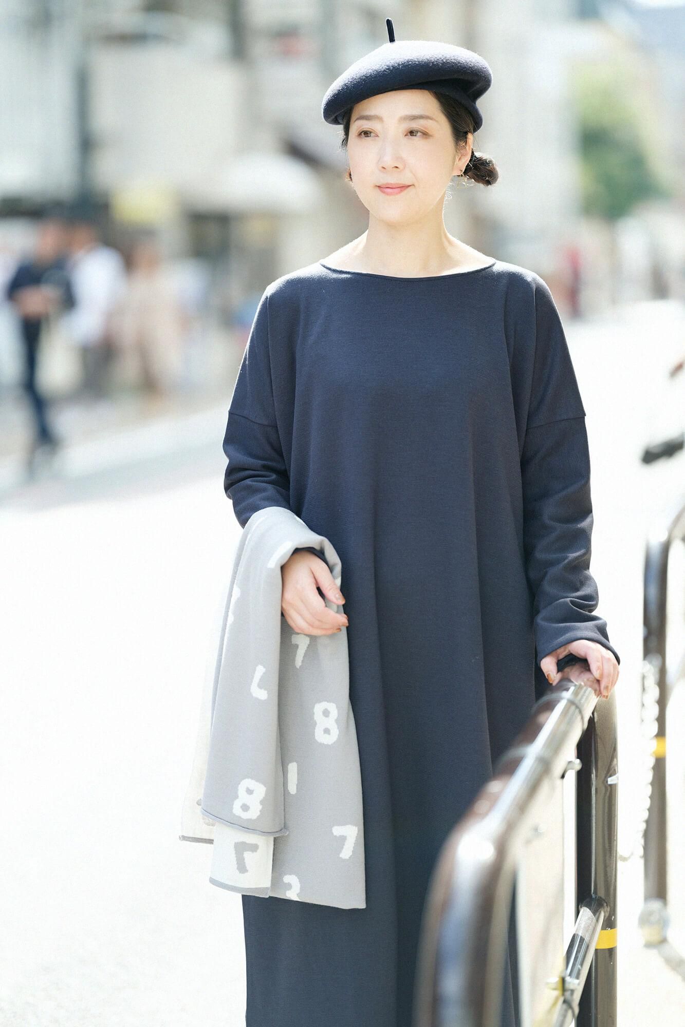 Weiches Thermo(R) gebürstetes Futter, U-Boot-Ausschnitt, L/S-Kleid in Maxilänge/Tiefblau