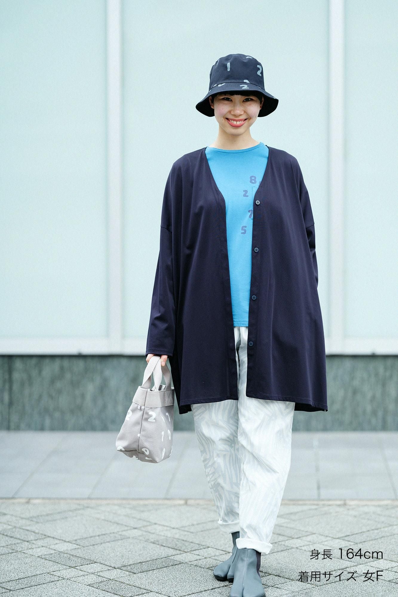 Leichte Tunika-Strickjacke aus Baumwolltriacetat mit V-Ausschnitt/Schwarz/Marineblau