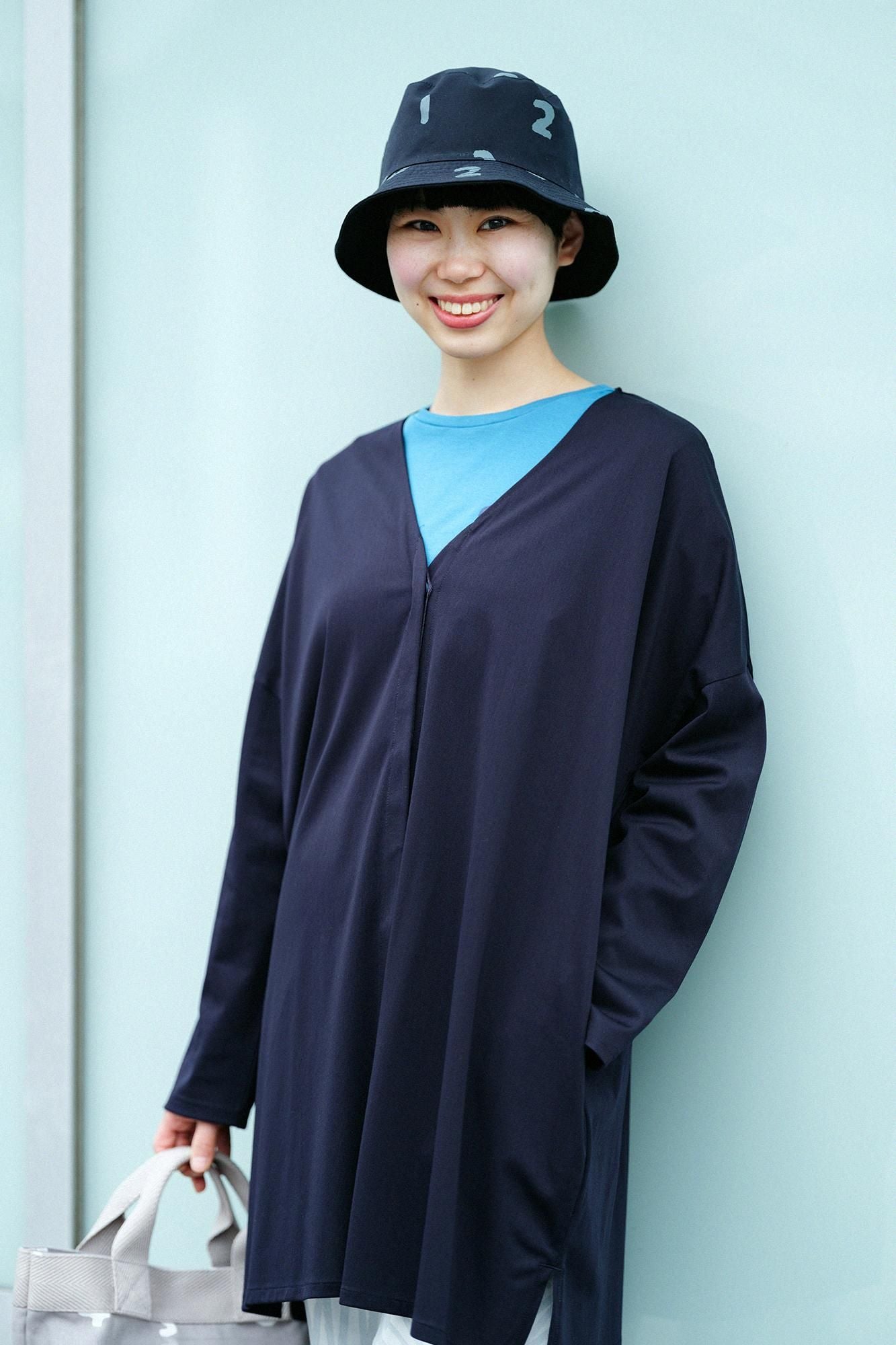 Leichte Tunika-Strickjacke aus Baumwolltriacetat mit V-Ausschnitt/Schwarz/Marineblau