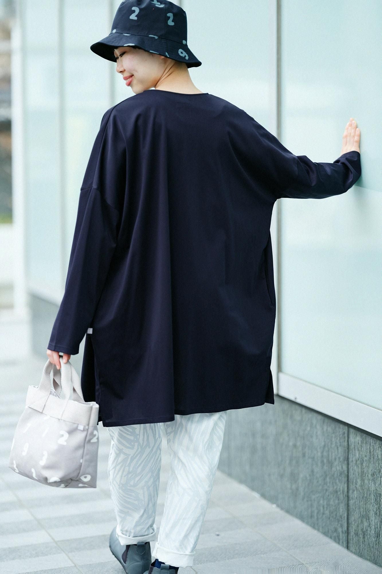 Leichte Tunika-Strickjacke aus Baumwolltriacetat mit V-Ausschnitt/Schwarz/Marineblau