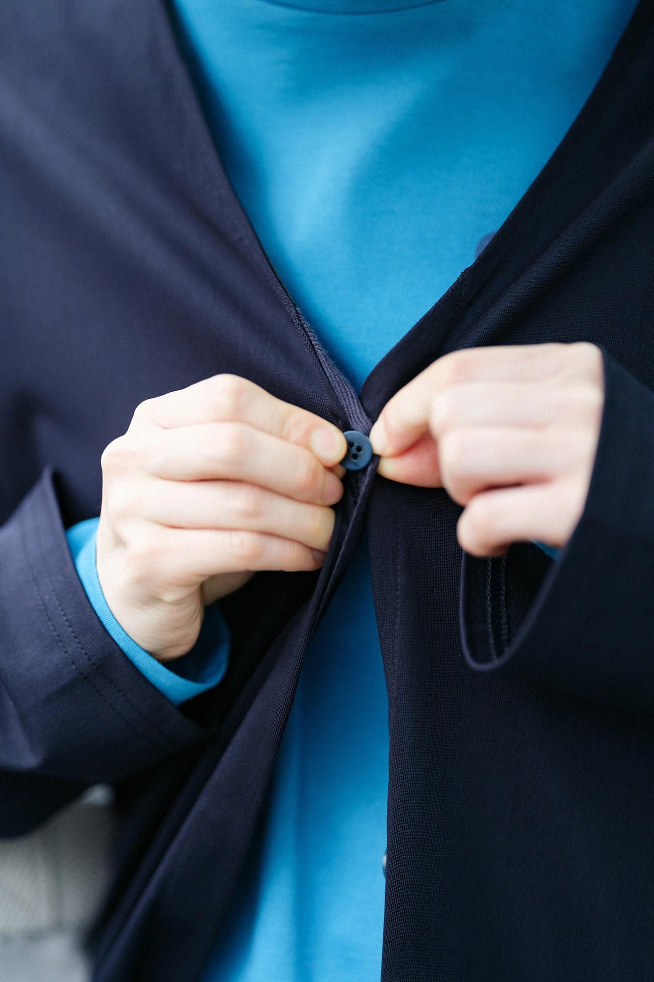 Leichte Tunika-Strickjacke aus Baumwolltriacetat mit V-Ausschnitt/Schwarz/Marineblau