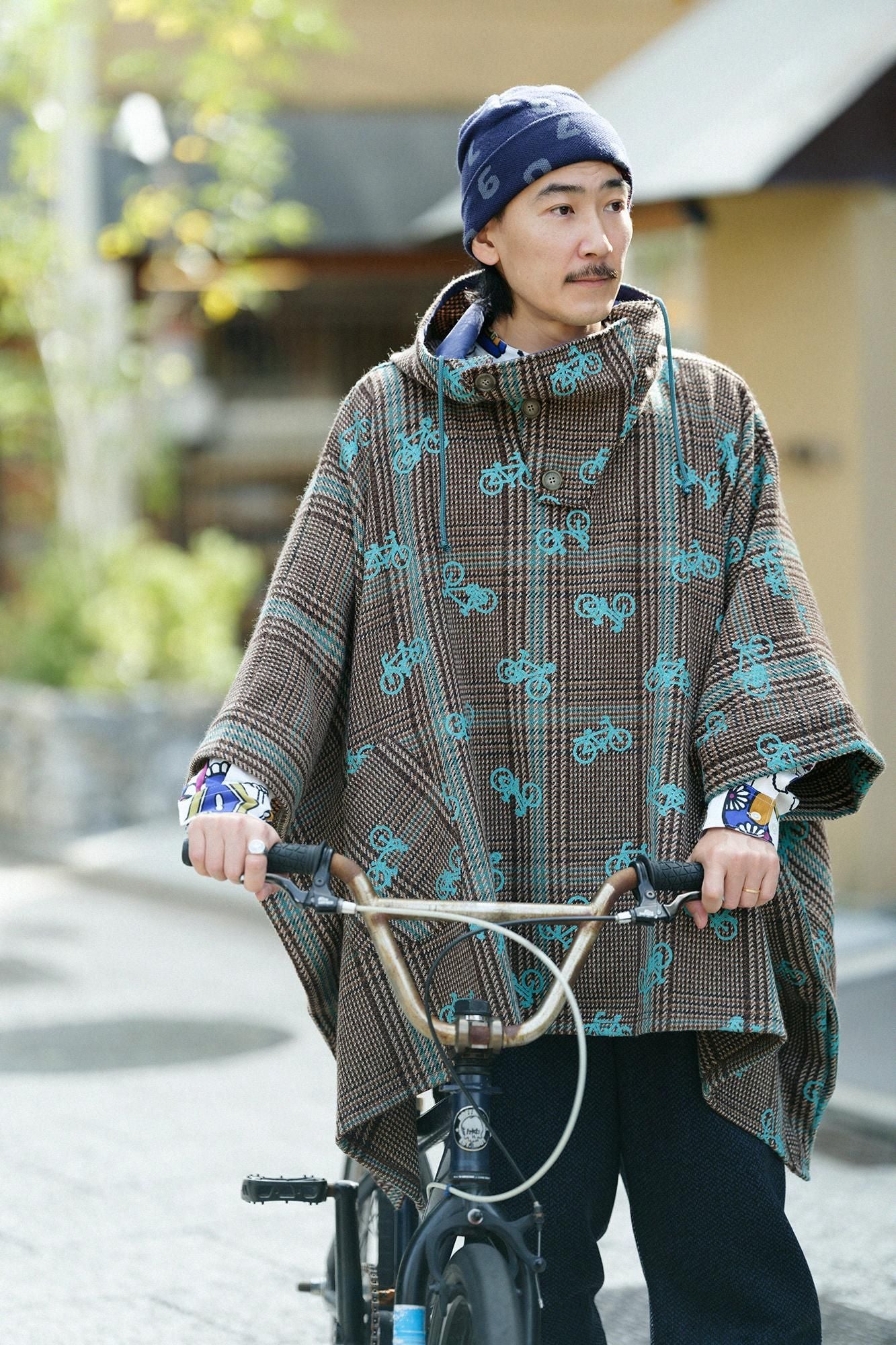 Woll-Tweed-BIKE-Poncho/Ränder hier und da, braun kariert