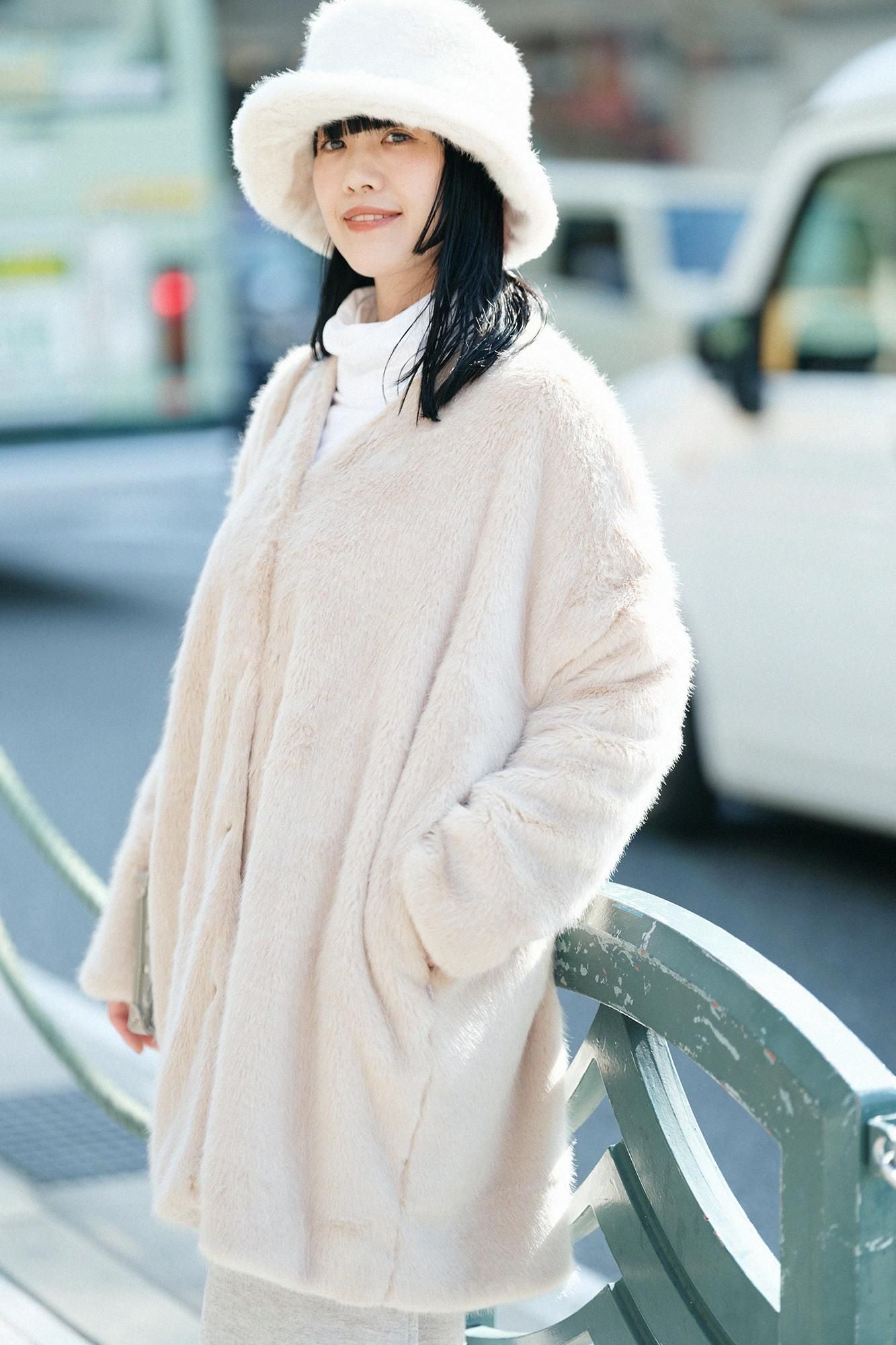 Faux Fur V-neck Light Tunic Coat／Beige