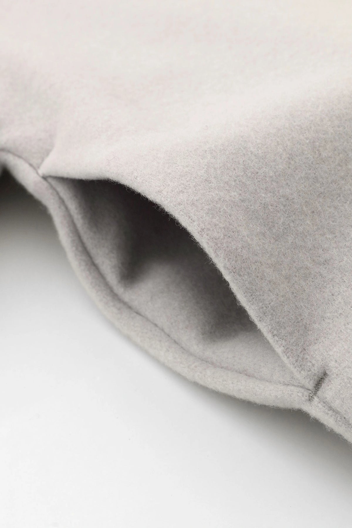 【Voraussichtlicher Versand Ende November】 Wool-Melton-Charmeuse-Gewand mit Naginata, Ratten-Filz, langes Haori / Weißer Pflaumenratte × Blumenmuster 