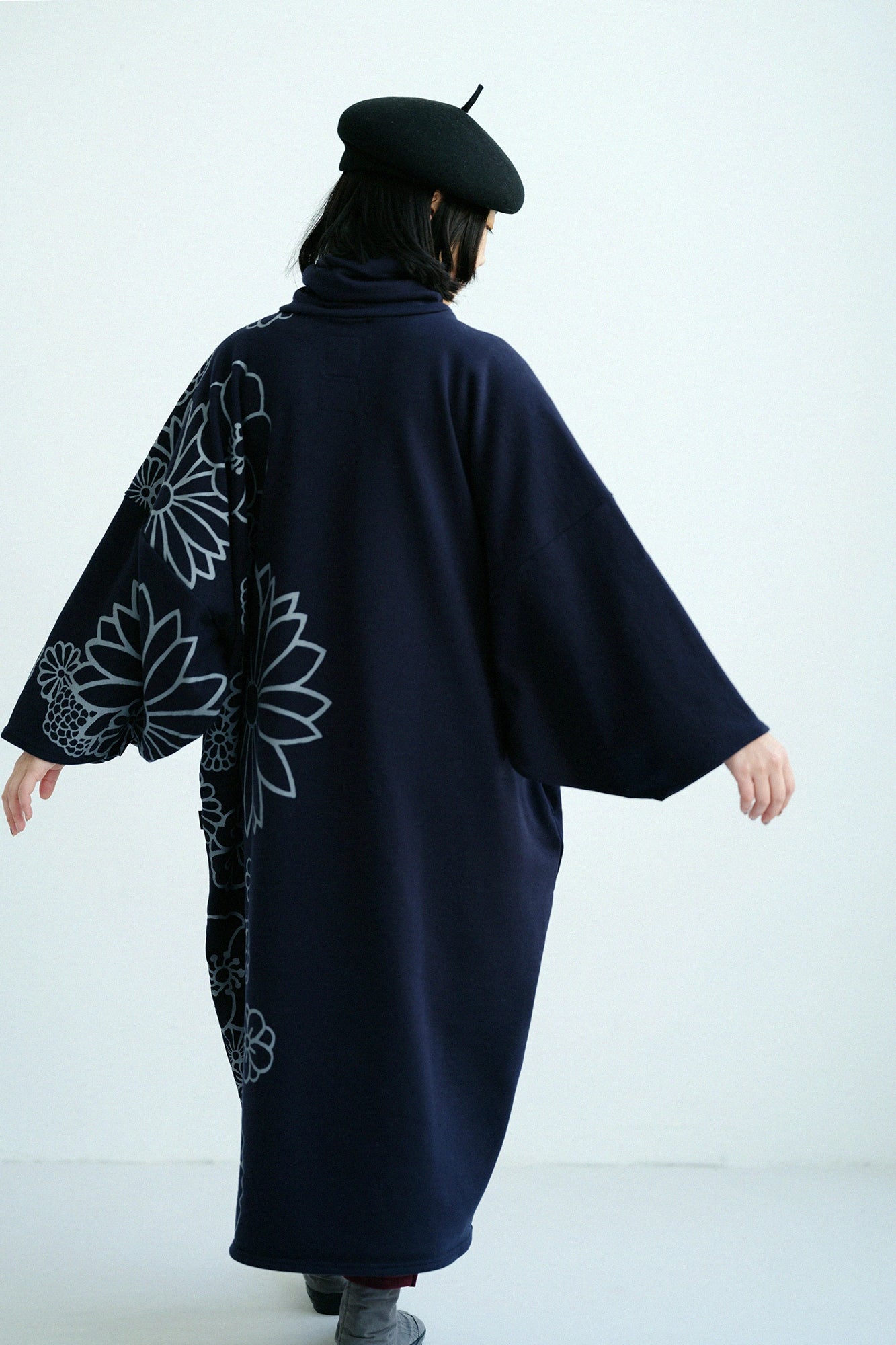 裏毛 衿巻薙刀長方形衣（えりまきなぎなたちょうほうけい）／金襴緞子（きんらんどんす）と余白（よはく） 濃紺（のうこん）