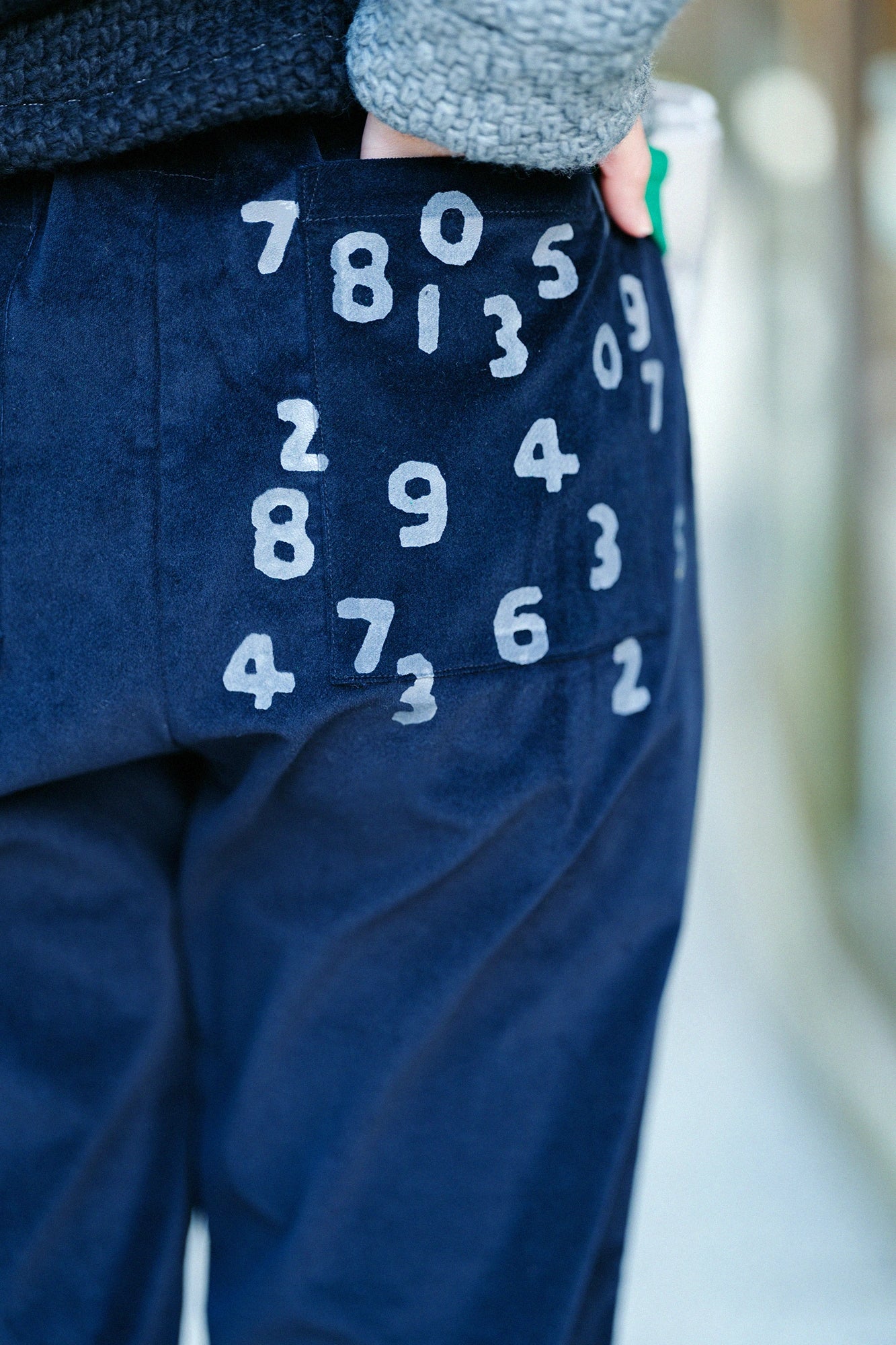 【net限定】ストレッチコーデュロイ イージーテーパードパンツ／ネイビーブラック