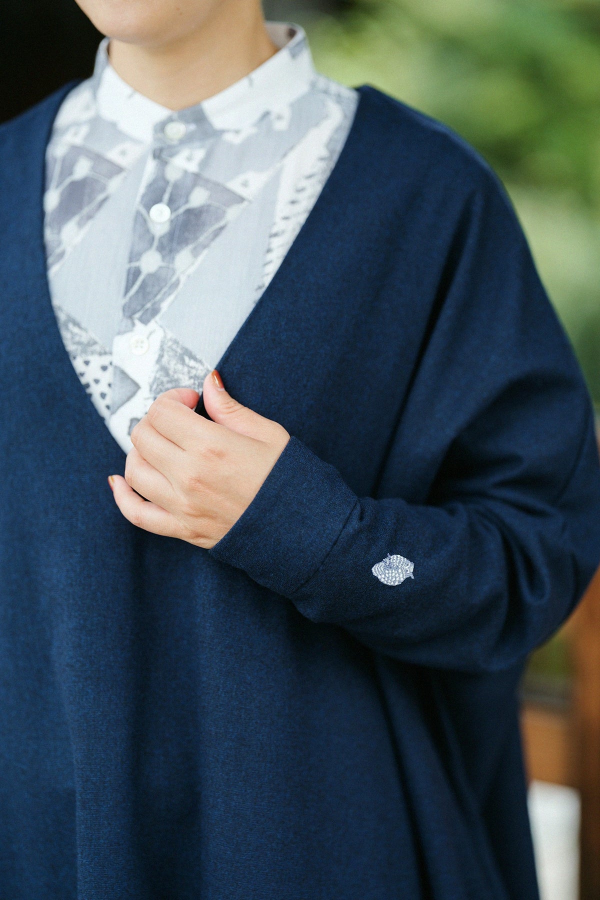 ทวินด์ V-neck ลายกัลกาแวนพีซ/สีน้ำเงินเข้ม 