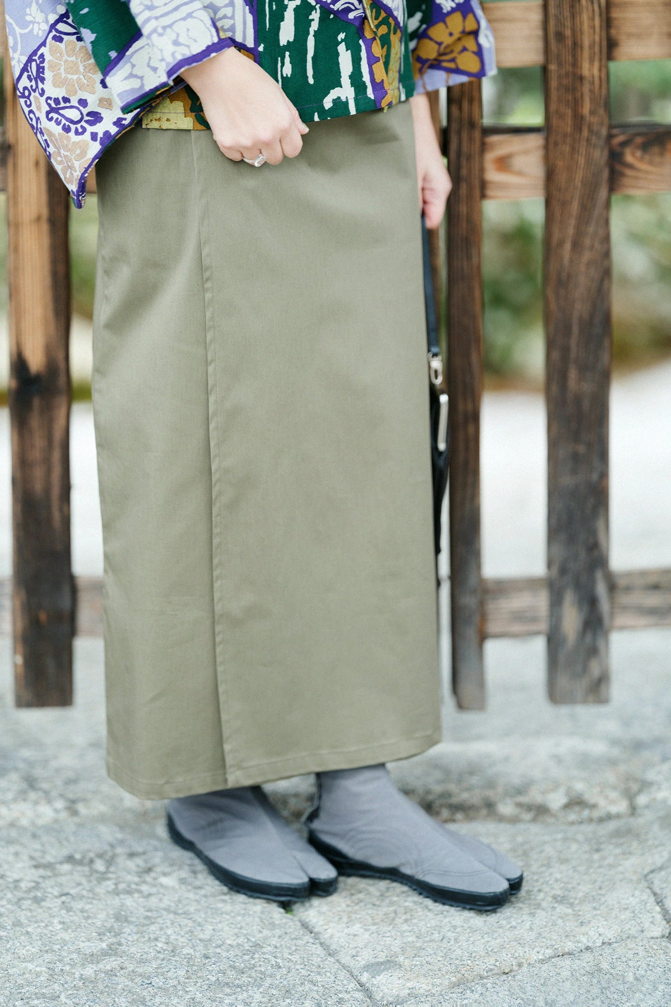 伸（しん） 綿麻混 ラチネ織 こしき／海松色（みるいろ）