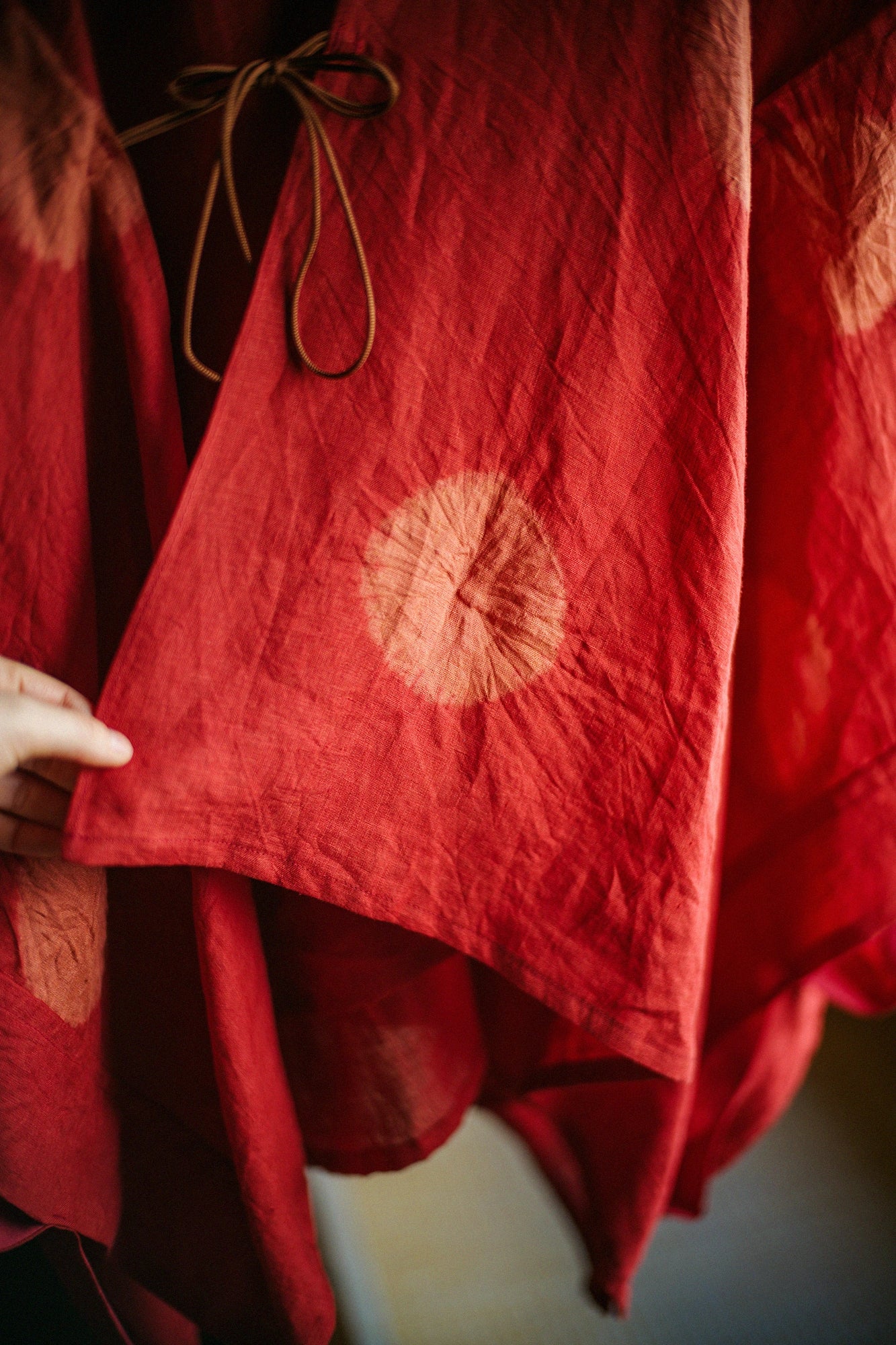 近清絞り 麻 きさらぎ／水玉大（みずたまだい） 臙脂色（えんじいろ）×樺色（かばいろ）