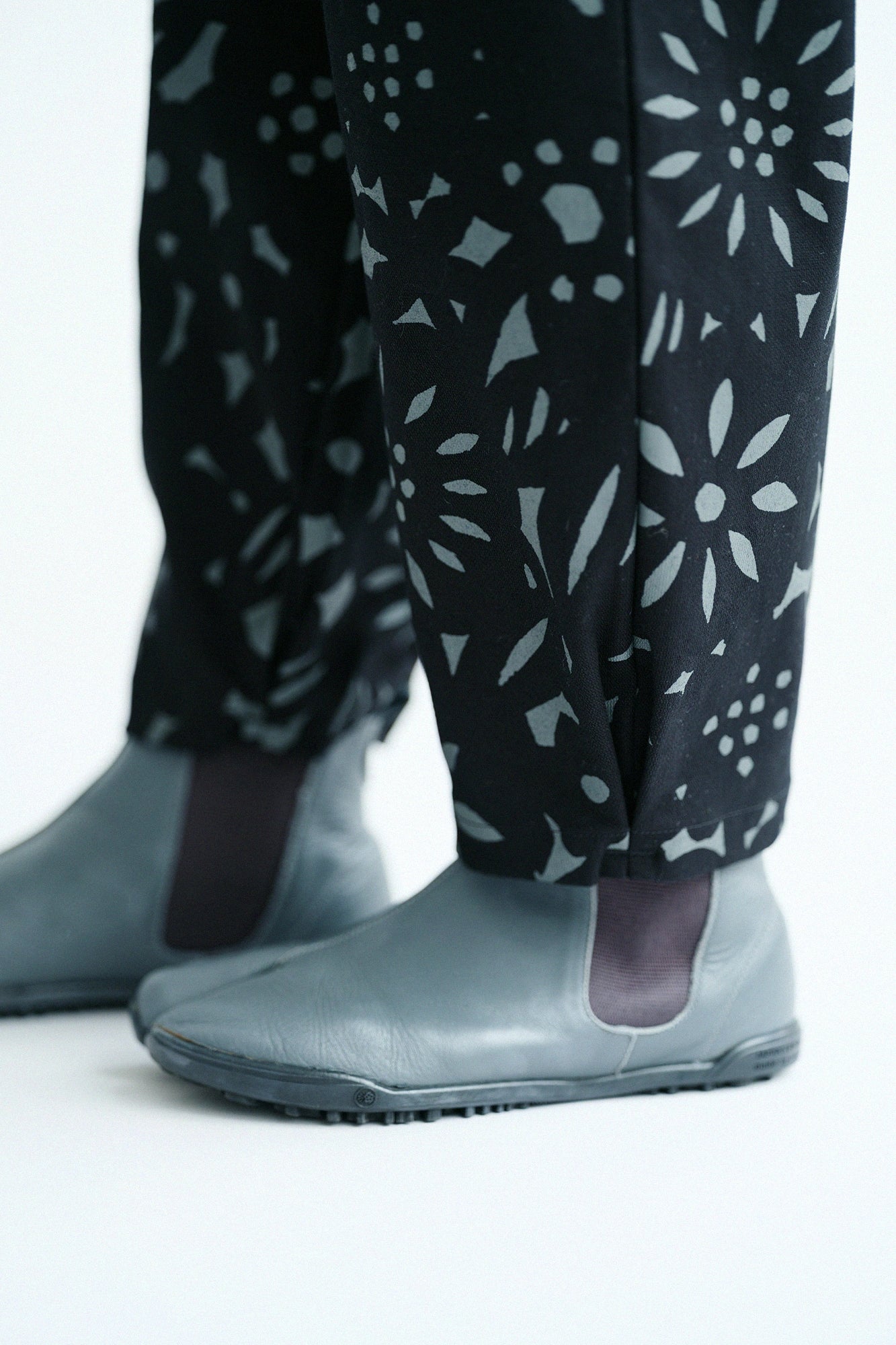 伸（しん） ドビー織 襞（ひだ）もんぺ／切り絵（きりえ） 濡羽色（ぬればいろ）