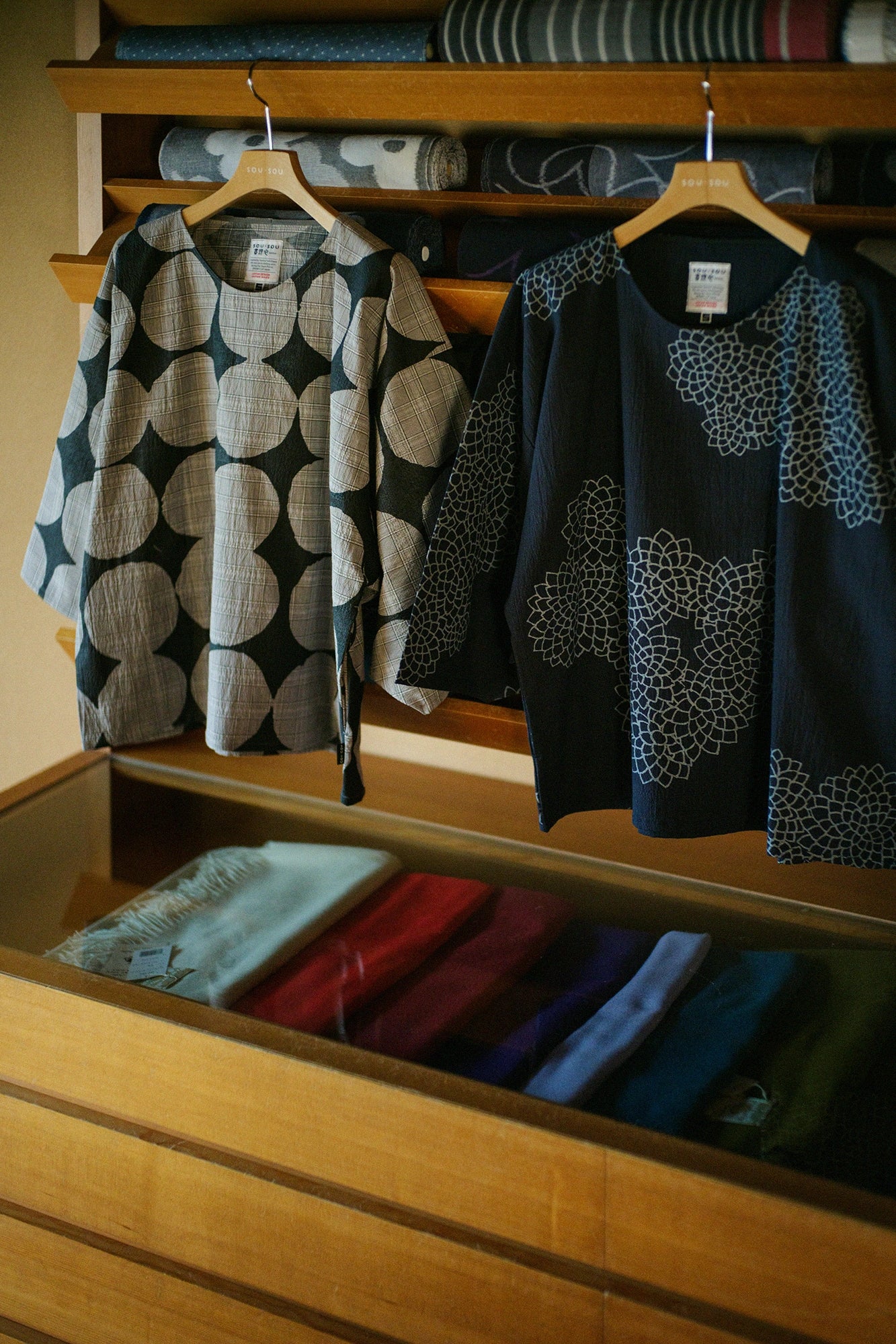  C/CM(R) Naginata quadratisches Gewand/Kumoma mit Chrysantheme und tiefblauem Gitter