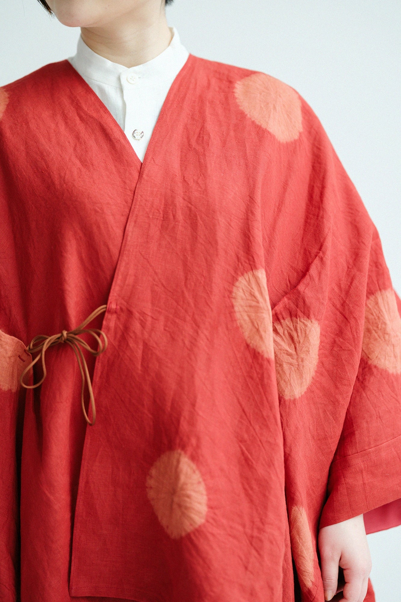 近清絞り 麻 きさらぎ／水玉大（みずたまだい） 臙脂色（えんじいろ）×樺色（かばいろ）