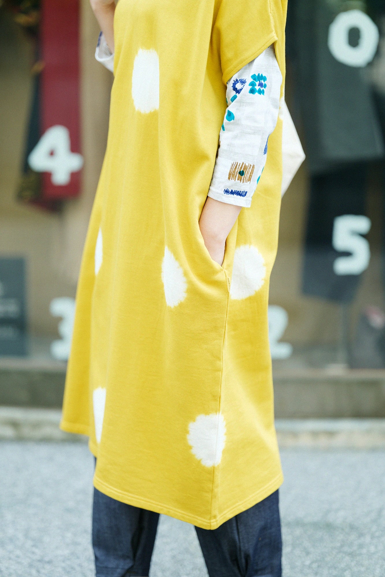 近清絞り 細裏毛（さざれうらけ） 長方形衣（ちょうほうけい） 肩線（かたせん）／水玉大（みずたまだい） 黄金色（こがねいろ）×つくも