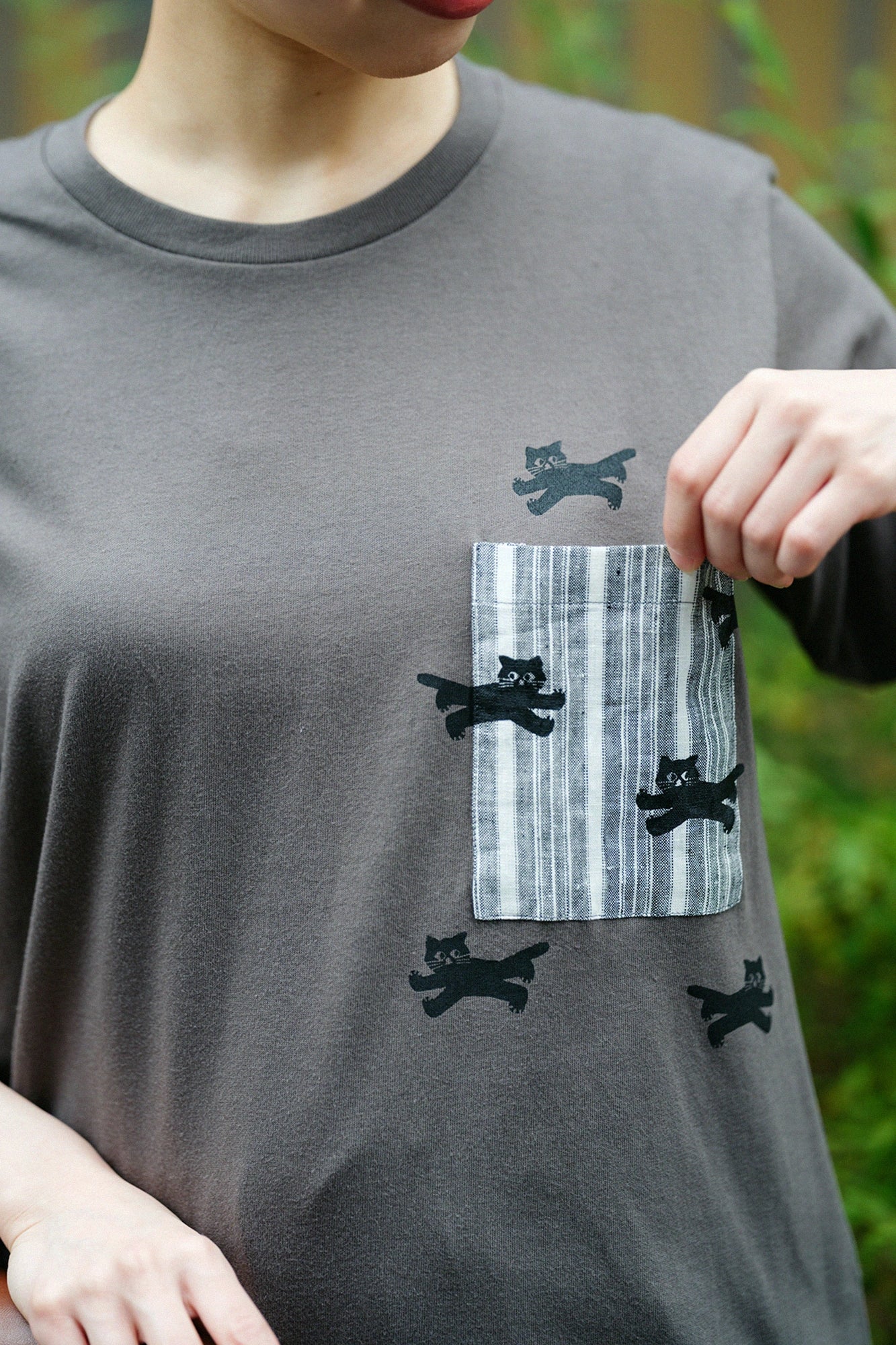 【6月30日頃発送予定】半袖 ポケットTシャツ[5.0]／チャコール×ねこ かけっこ