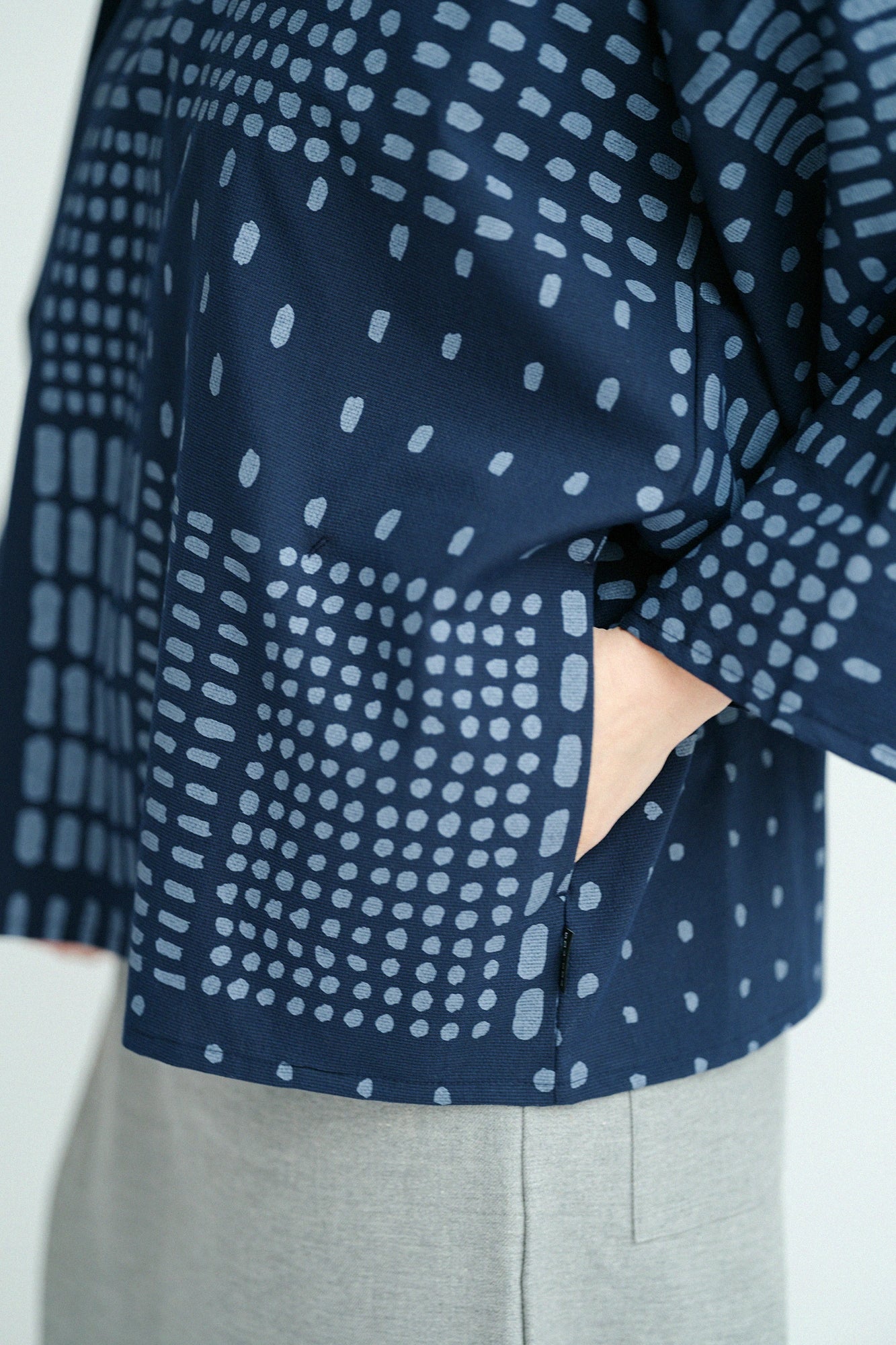 C/CM(R) Nagitashikakui Kimono (四角衣) / Shikiishi (Steinplatte) und Yohaku (Freiraum) Dunkelmarine (濃紺) 