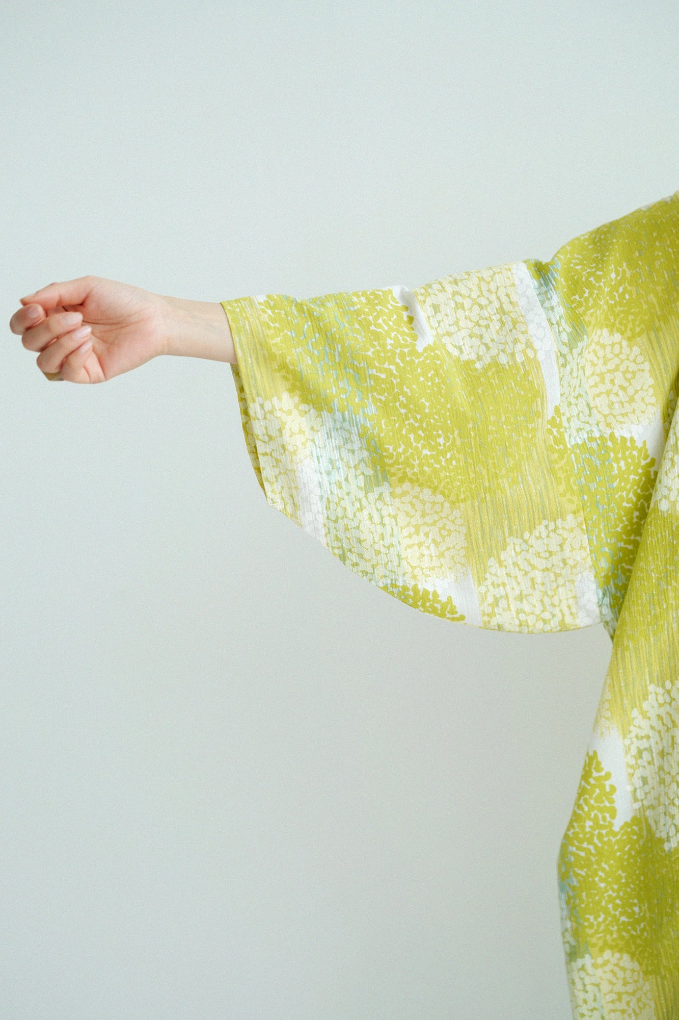 高島縮 20/20 薙刀長方形衣（なぎなたちょうほうけい）／かすみ草