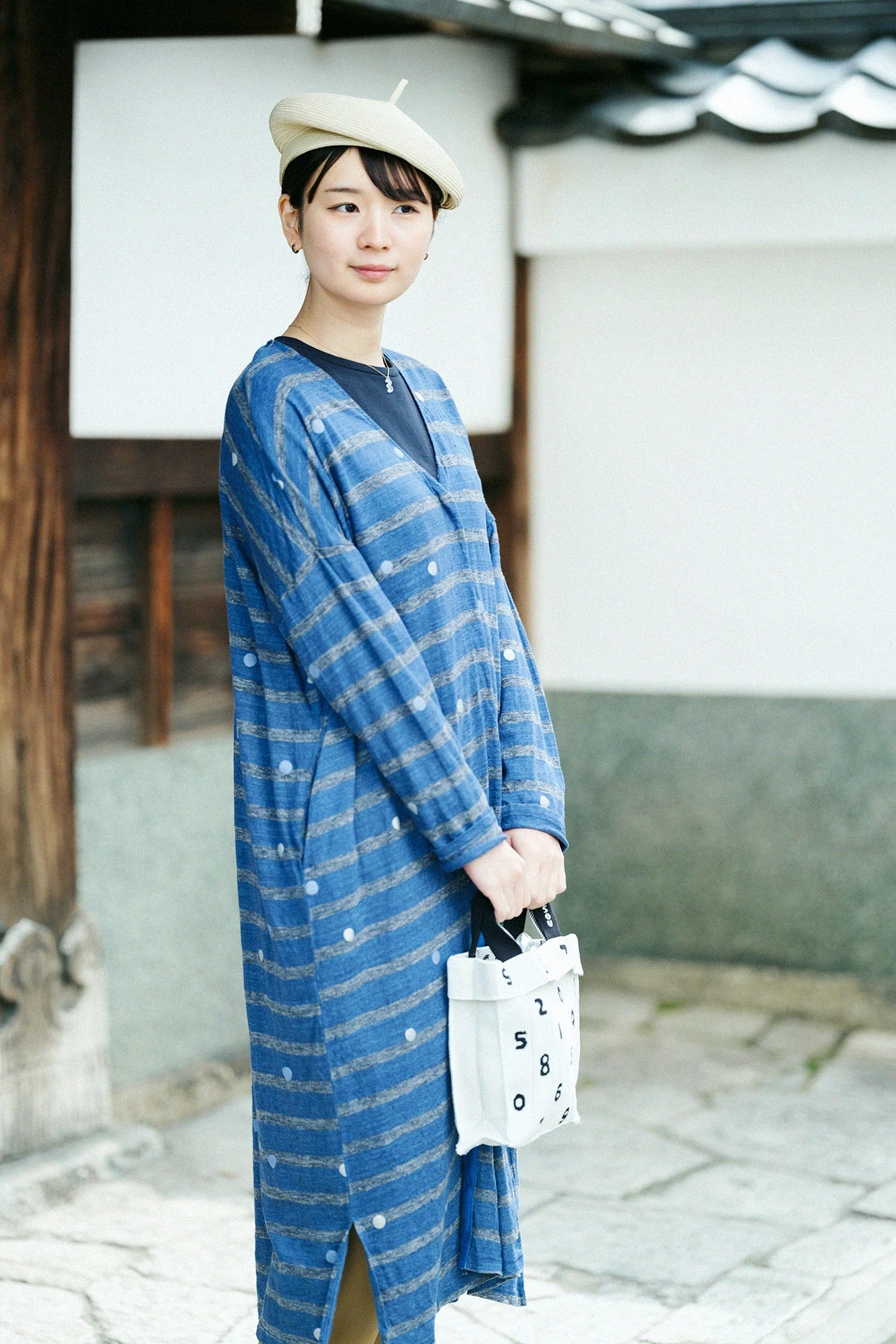 Leichter Mantel aus Leinenstrick mit V-Ausschnitt und Yamasuigyoku