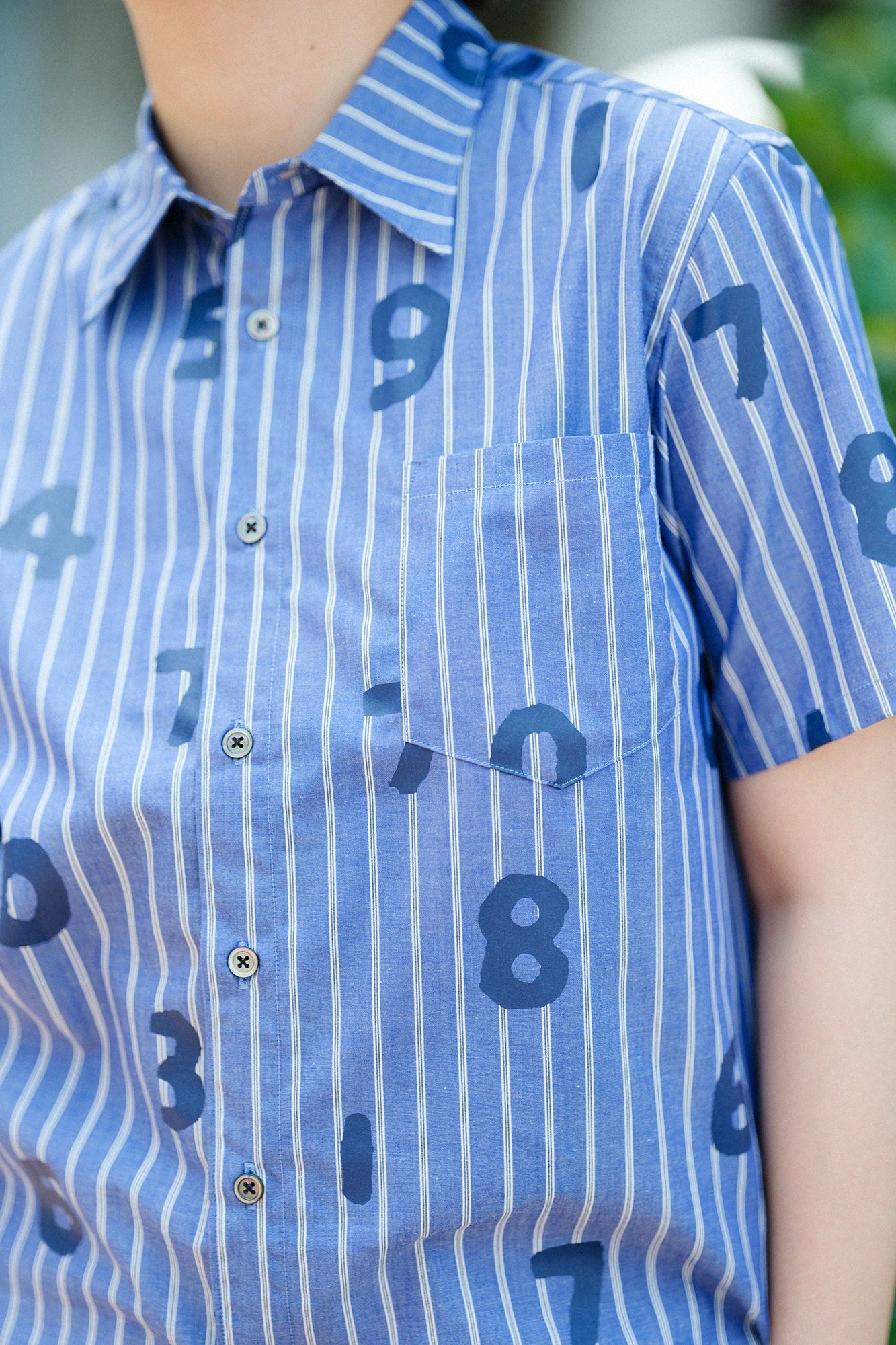 [Expédition prévue vers le 7 juillet] Chemise à manches courtes multi-rayures en coton biologique/SO-SU-U Bleu