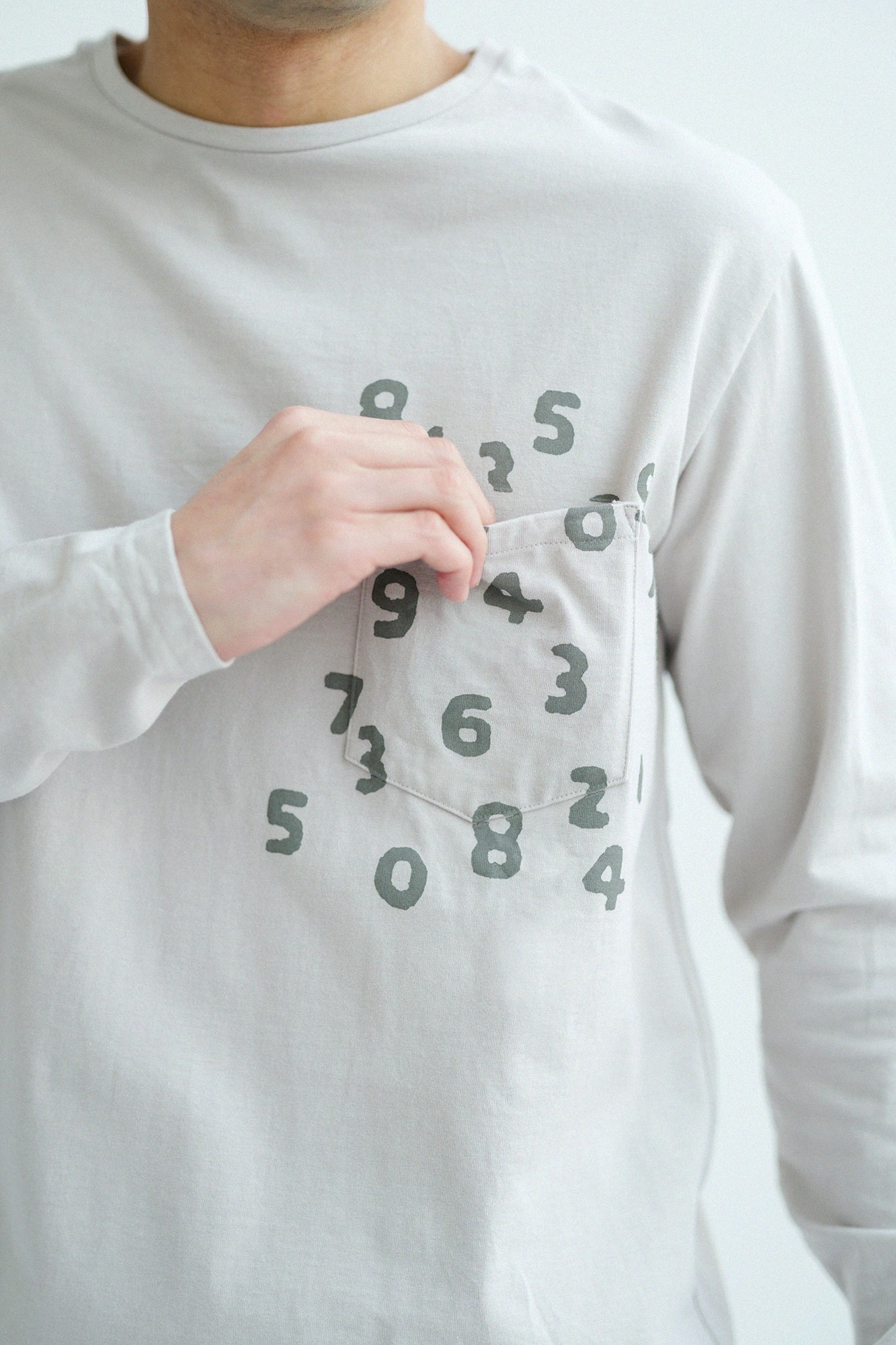 Plattiertes Jersey-T-Shirt mit langen Ärmeln und Taschen/Sandbeige