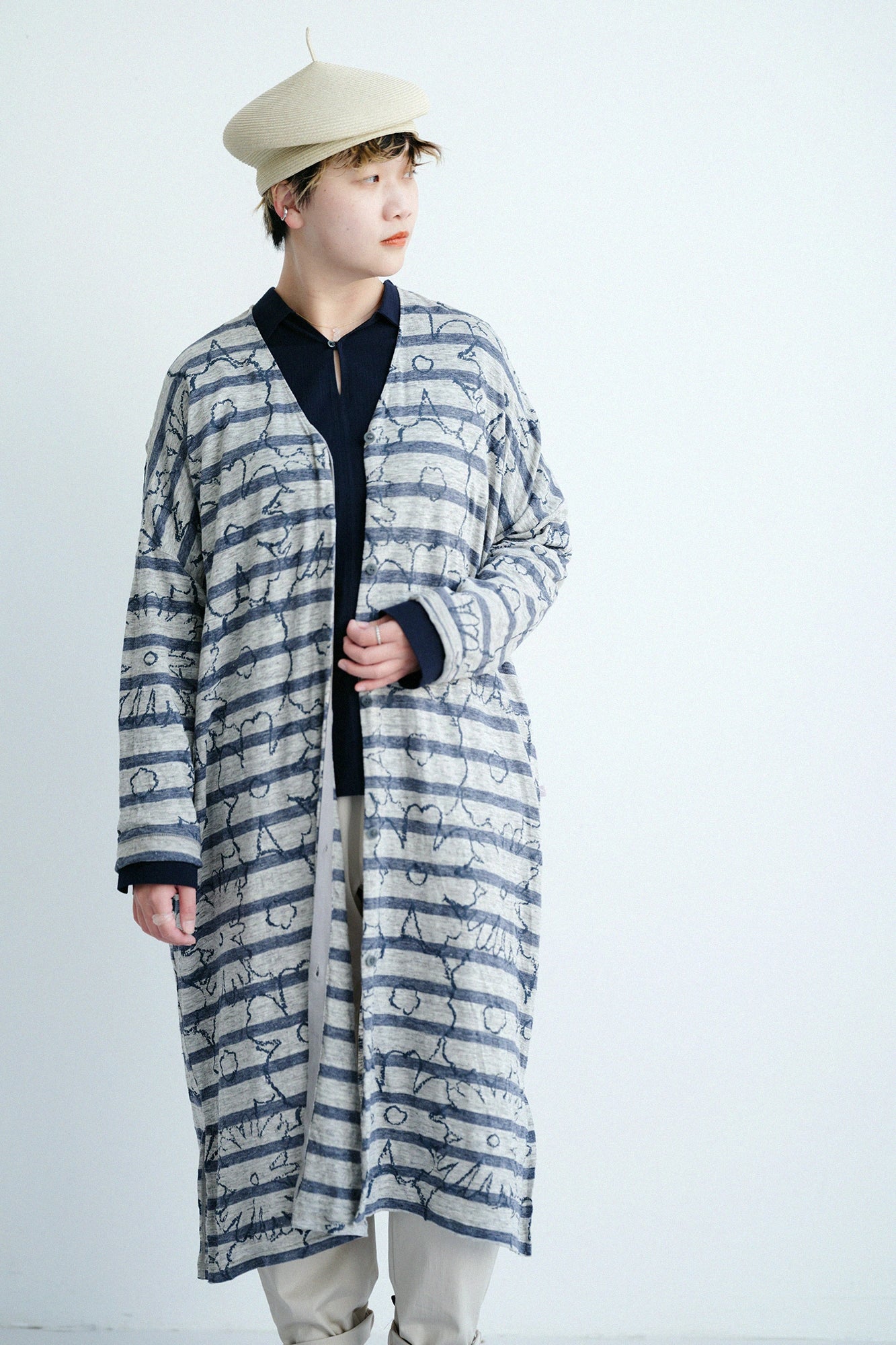 Leichter Mantel aus Leinenstrick mit V-Ausschnitt und Orakara-Doodle