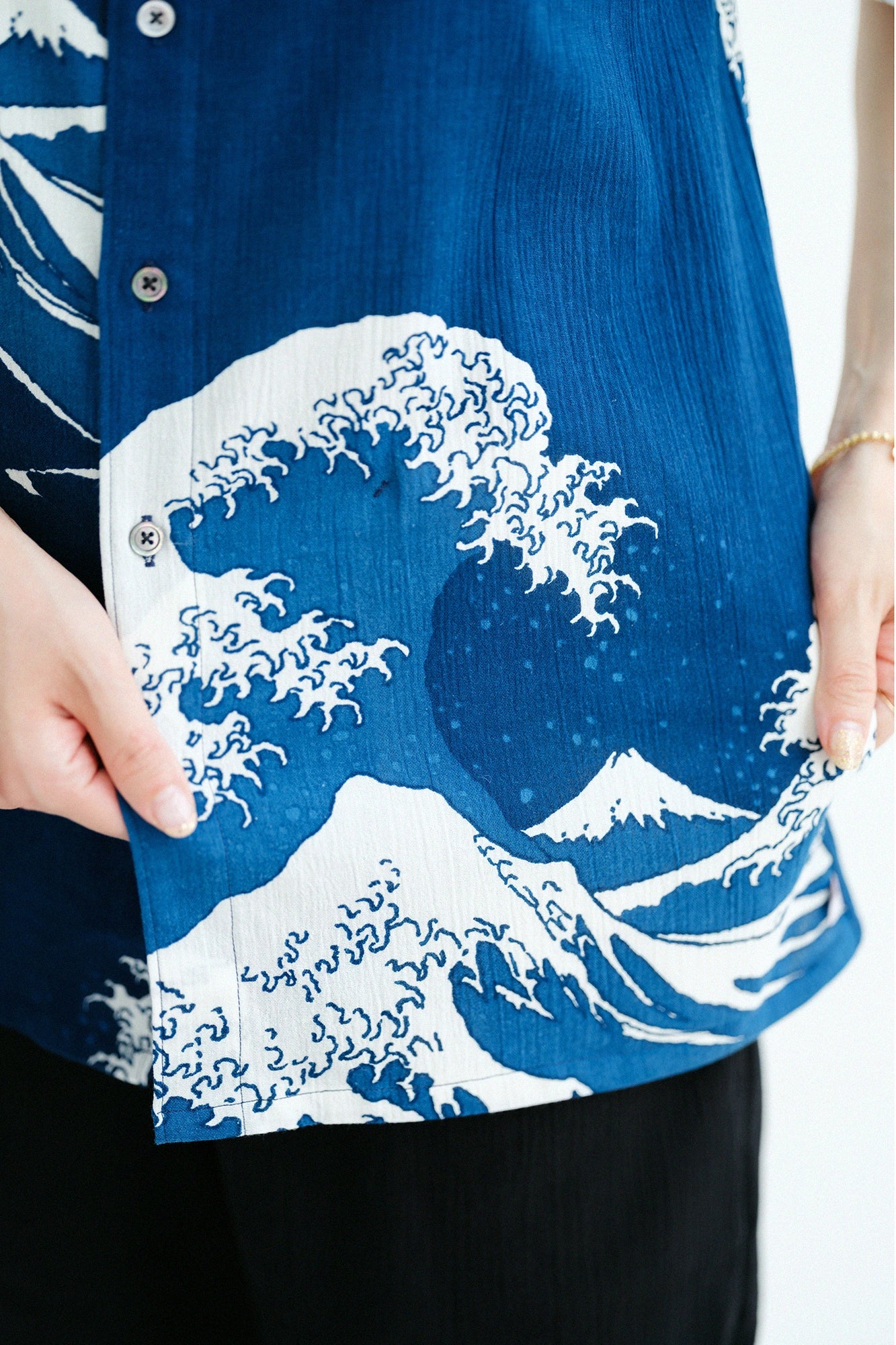 [Versand voraussichtlich um den 7. Juli] Takashima Chijimi 20/20 Indigodruck Kurzarmhemd mit Stehkragen SP 2.0/Hokusai (Hokusai) Die große Welle vor Kanagawa (Usushi)