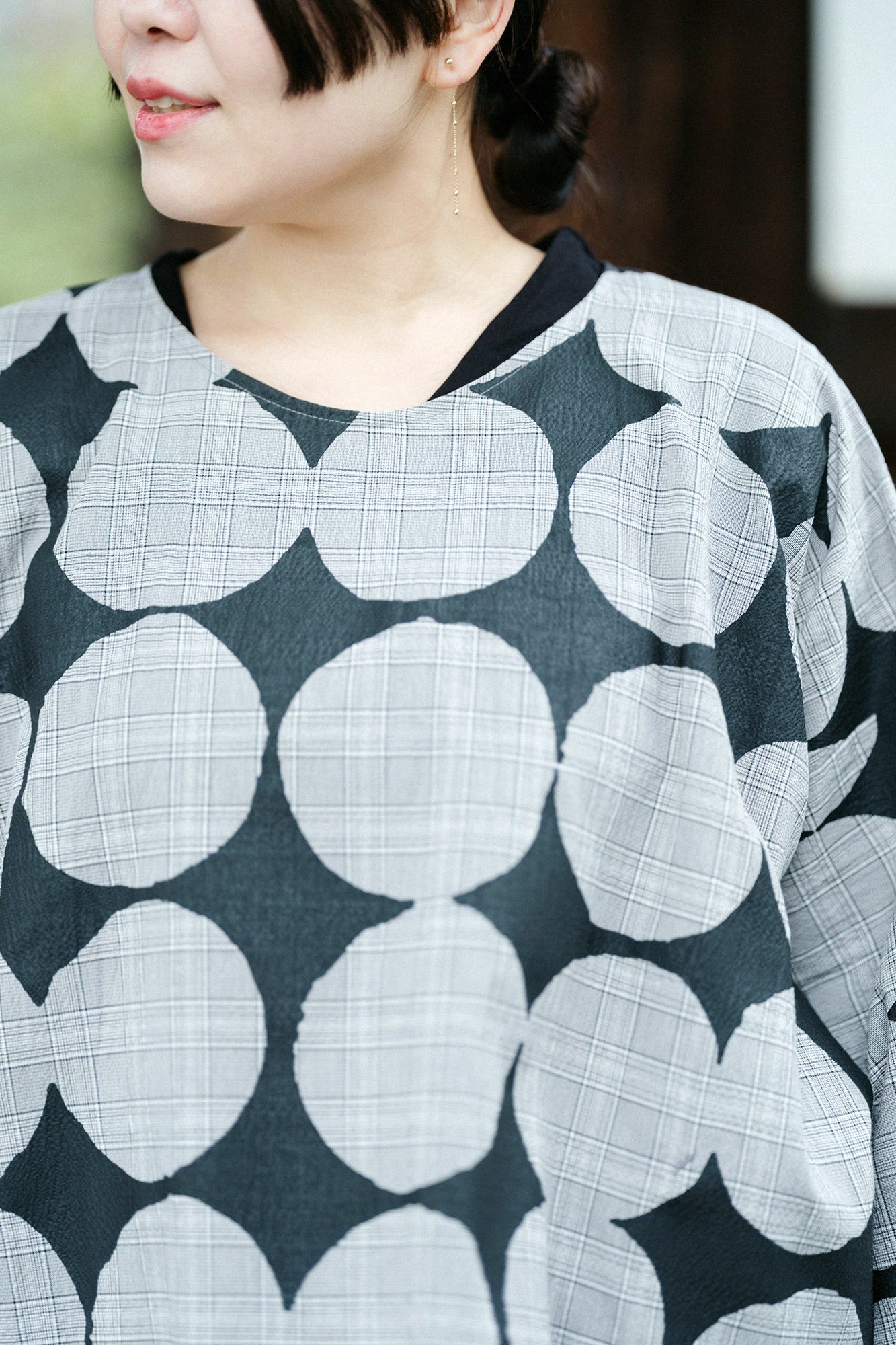 C/CM(R) Nagitashi-Kaku-i (四角iges Kleidungsstück mit Nagitashi-Muster) / Ohajiki Usuzumi-Kōshi (feines Gittermuster in hellem Tuschgrau) 