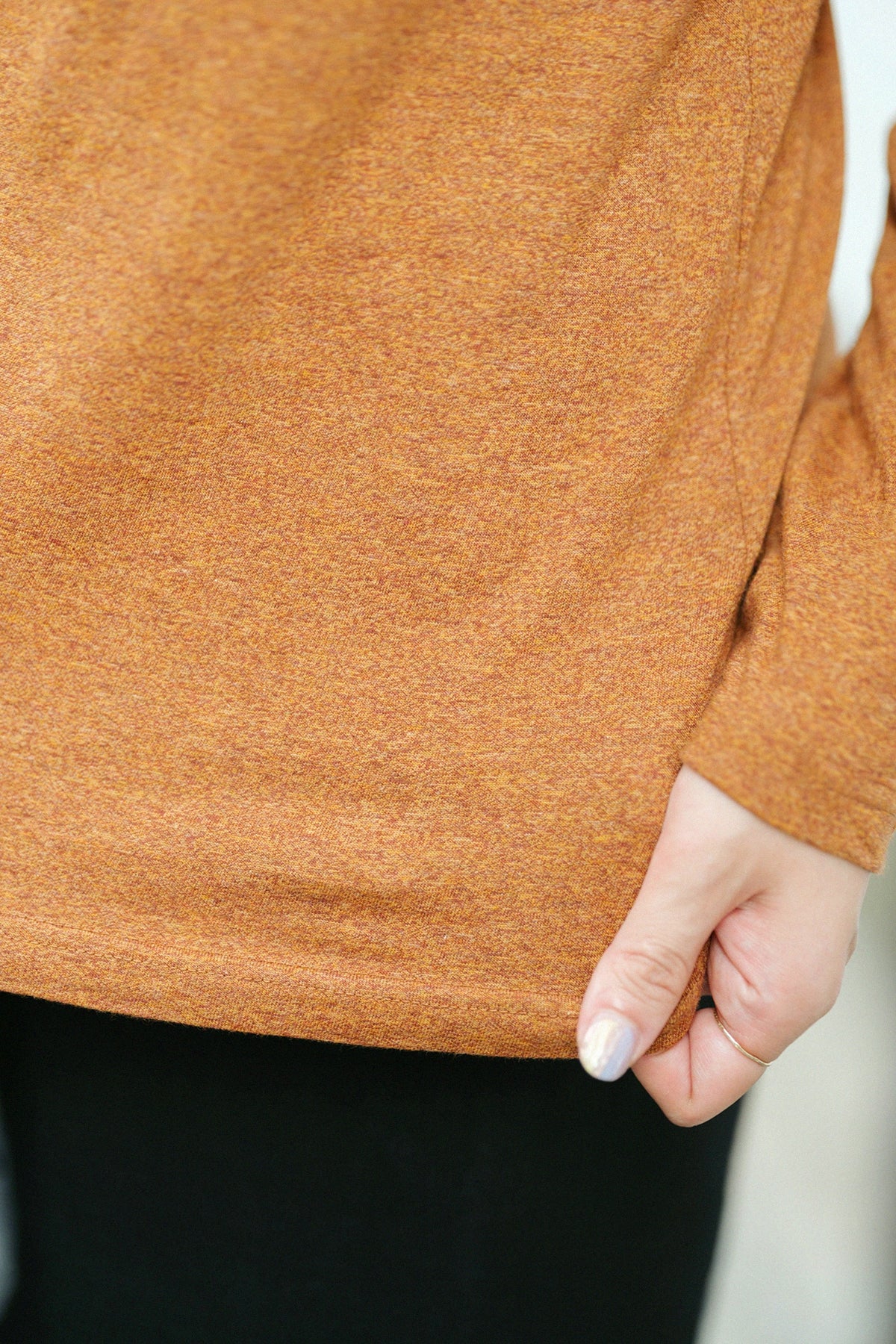 Izumi-Cotton schmale Passform, mit ausgestelltem Saum / Kakispur 