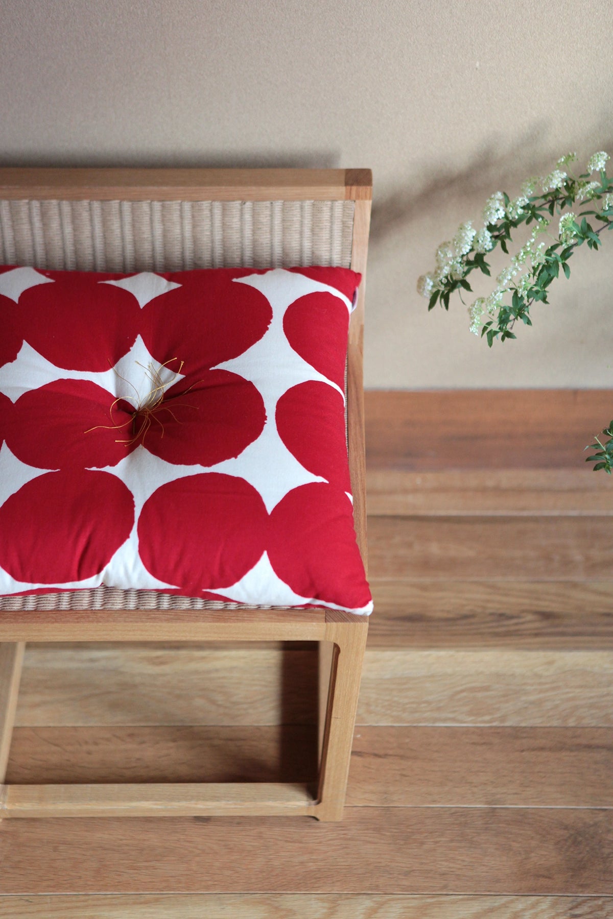[Expédié sous 3 semaines] Coussin SOU/SOU Kyoto (armure toile 21ème) / Taille Ohajiki, blanc laiteux x écarlate profond (Kokihi)